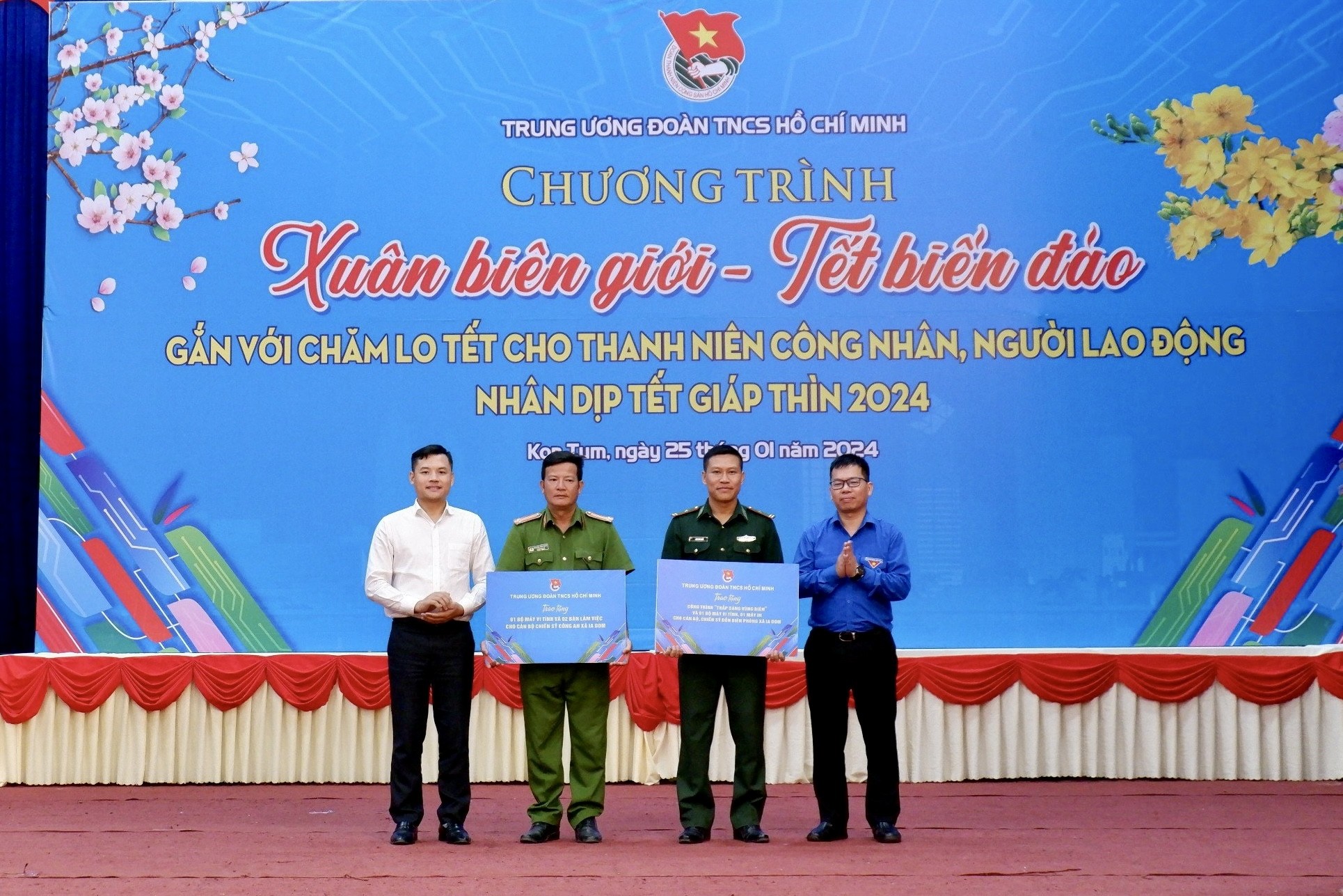 Bí thư T.Ư Đoàn thăm, tặng quà thanh niên công nhân vùng biên Kon Tum ảnh 8
