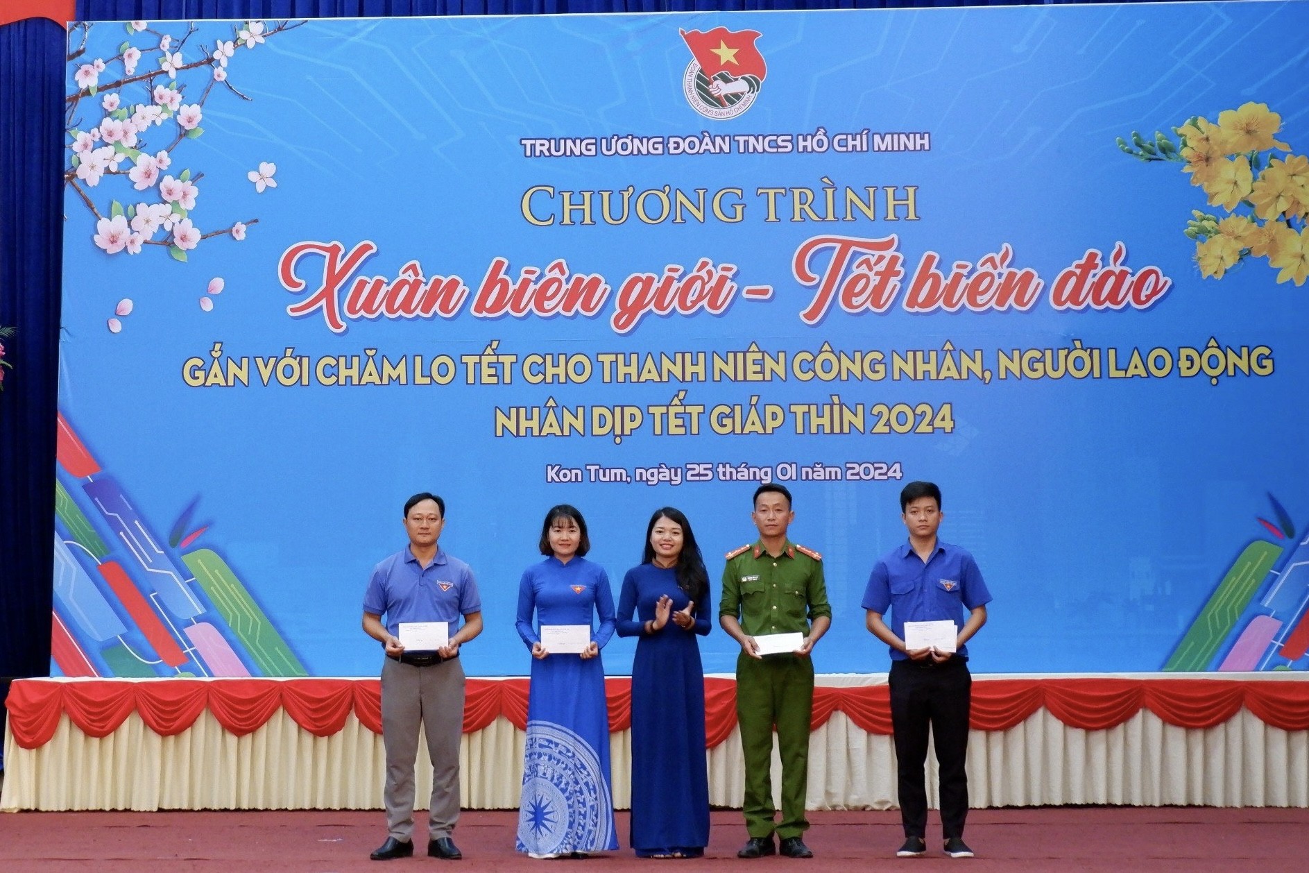 Bí thư T.Ư Đoàn thăm, tặng quà thanh niên công nhân vùng biên Kon Tum ảnh 11
