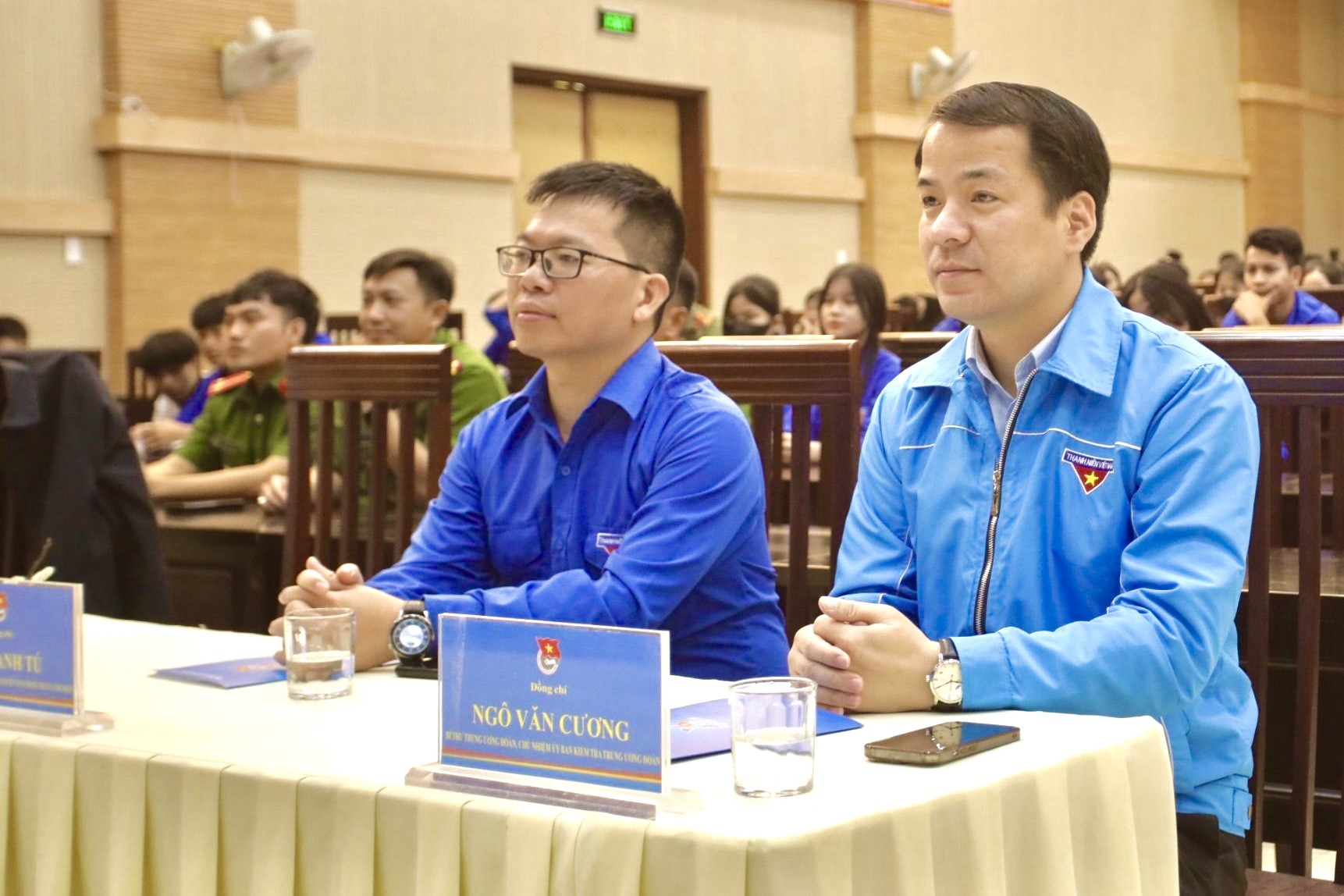 Bí thư T.Ư Đoàn thăm, tặng quà thanh niên công nhân vùng biên Kon Tum ảnh 1