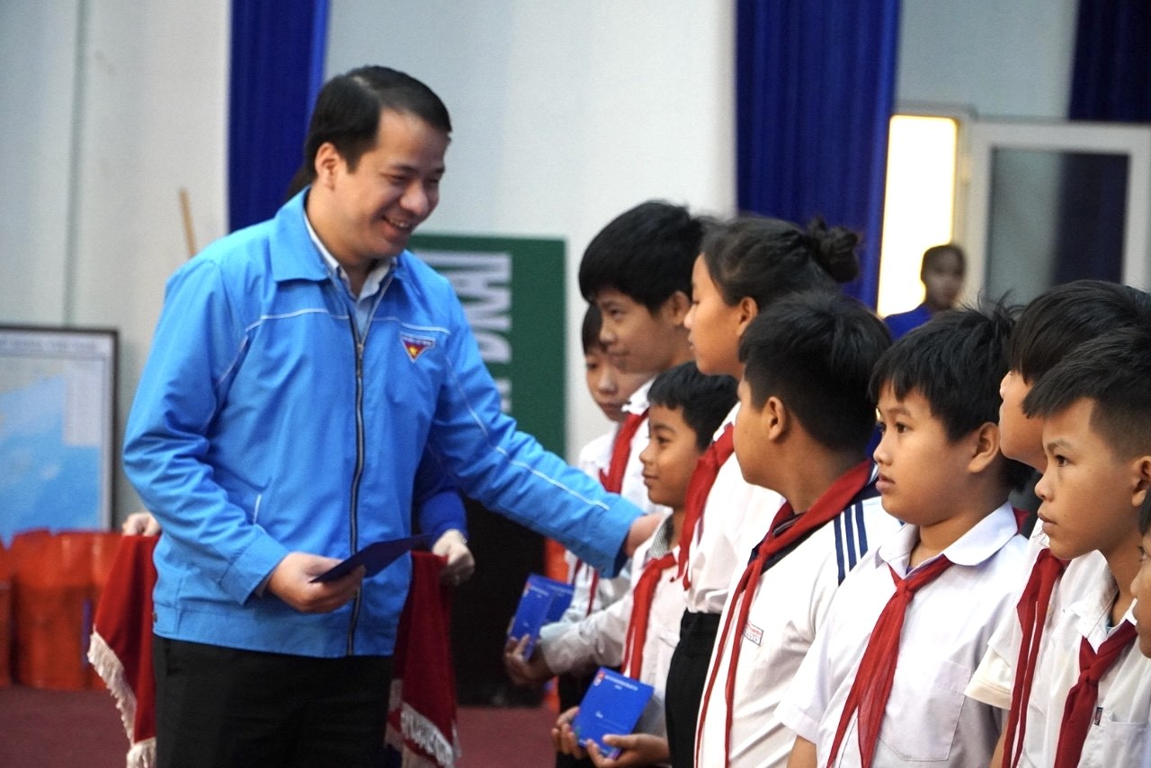 Bí thư T.Ư Đoàn thăm, tặng quà thanh niên công nhân vùng biên Kon Tum ảnh 5