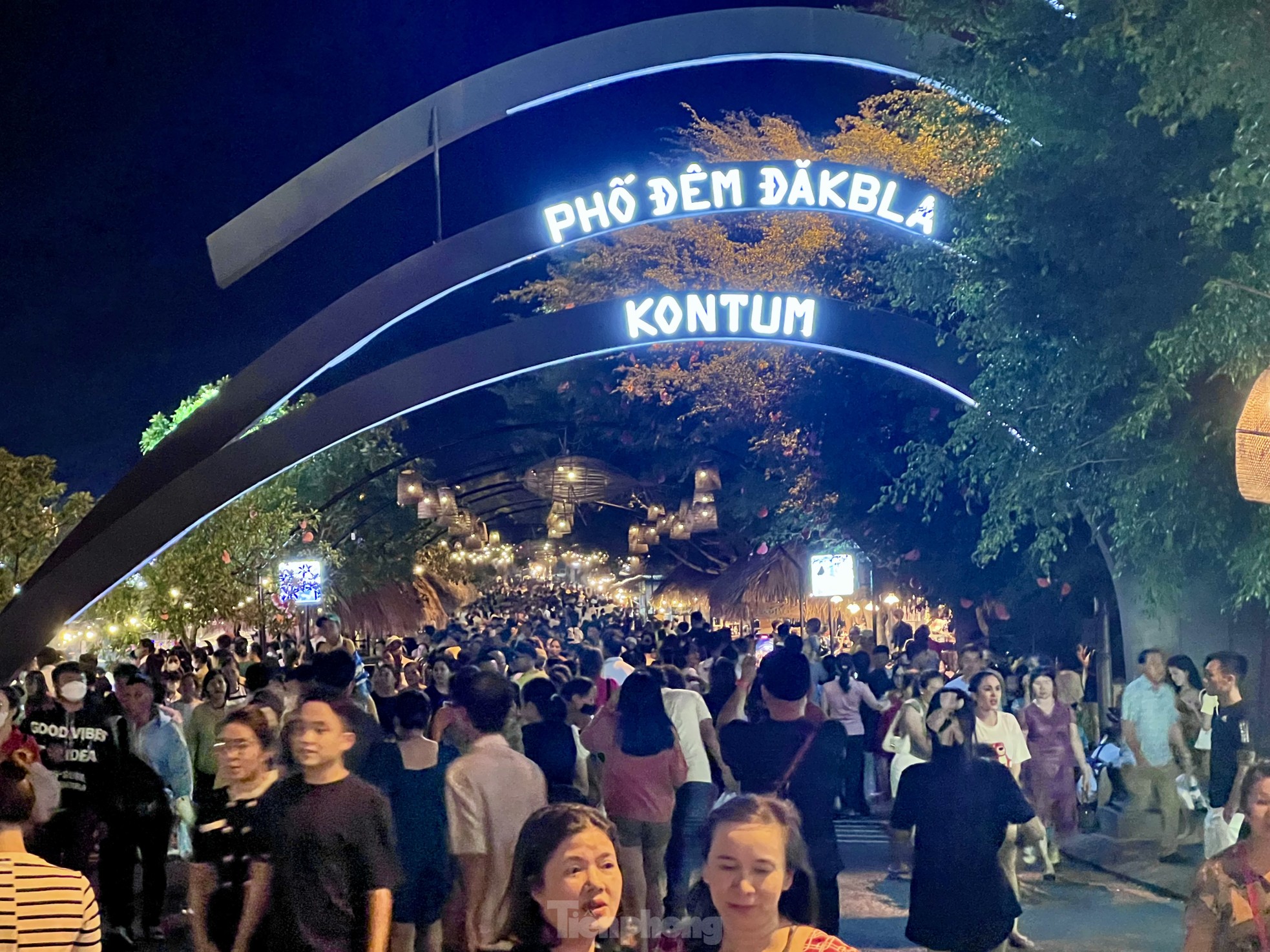 Hàng nghìn người đổ về phố ẩm thực Đăk Bla ăn đêm ảnh 1