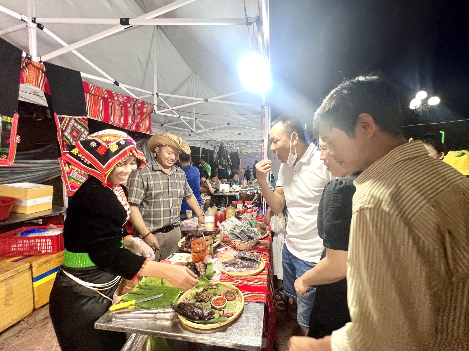 Hàng nghìn người đổ về phố ẩm thực Đăk Bla ăn đêm ảnh 4