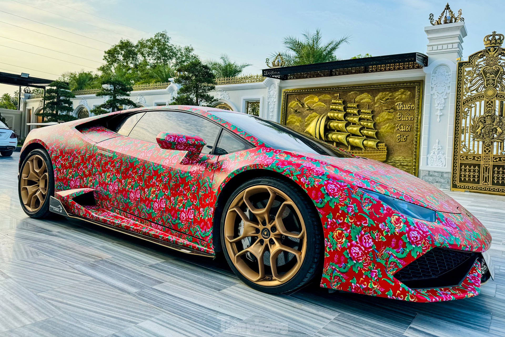 Lamborghini Huracan 'bắt trend' con công của dân chơi Bạc Liêu