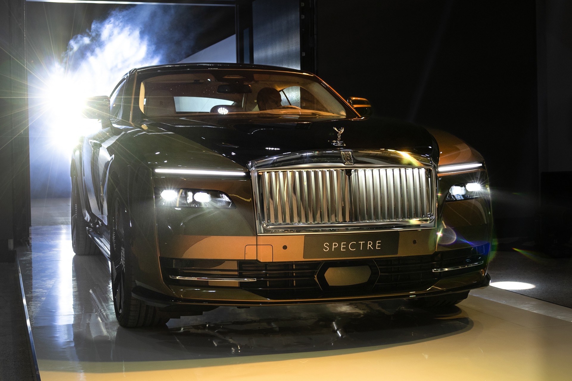 Cận cảnh mẫu xe siêu sang Rolls-Royce Spectre mới về Việt Nam