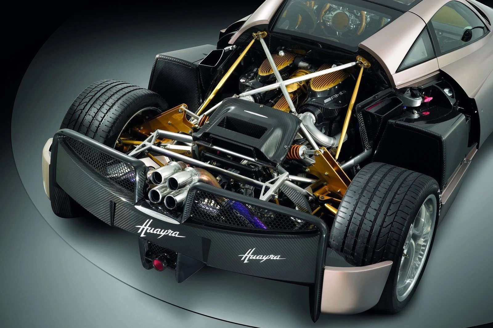 Những chi tiết đặc biệt trên siêu xe Pagani Huayra của Minh 'Nhựa'