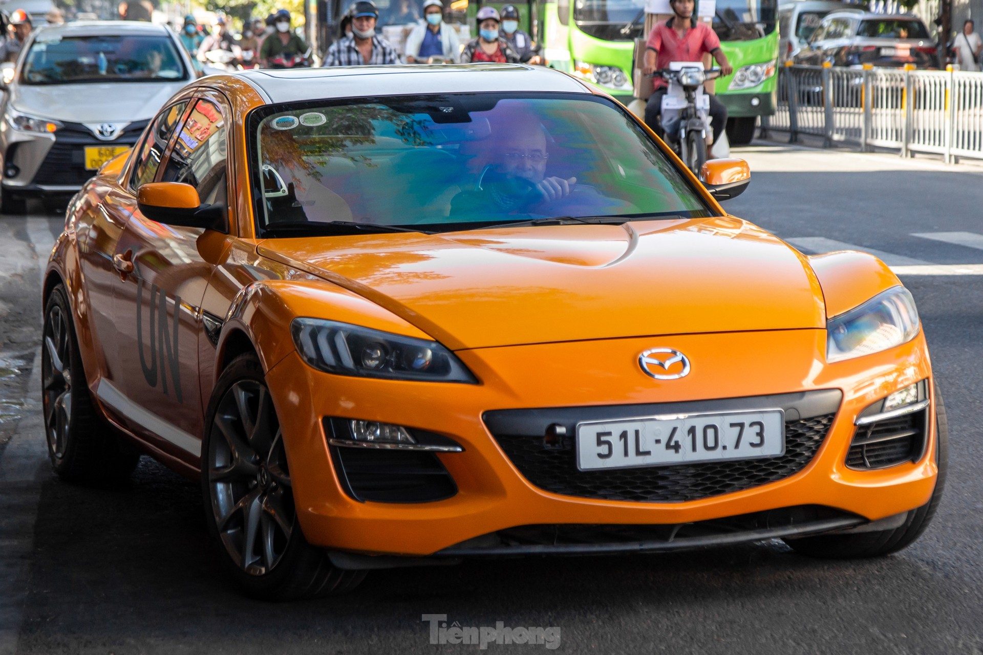 Mazda RX-8 hàng hiếm xuất hiện trên đường phố Sài Gòn