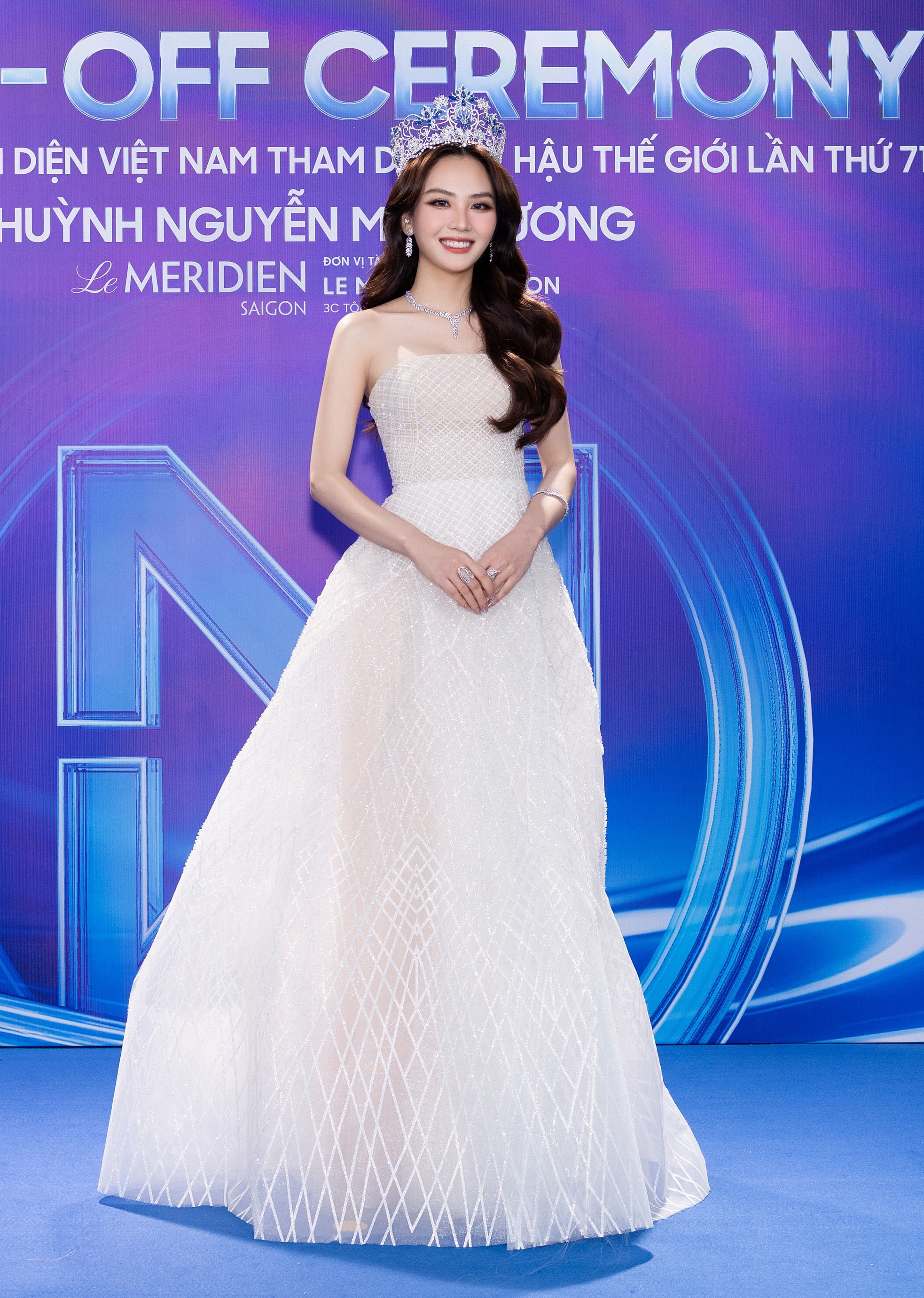Dàn hoa hậu, á hậu mặc đồ lệch vai, xẻ ngực khoe dáng trên thảm đỏ ảnh 1
