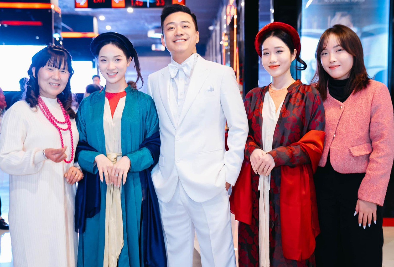 Showbiz 27/2: Ảnh Tuấn Hưng bao rạp, kéo họ hàng xem 'Đào, phở và piano' ảnh 2