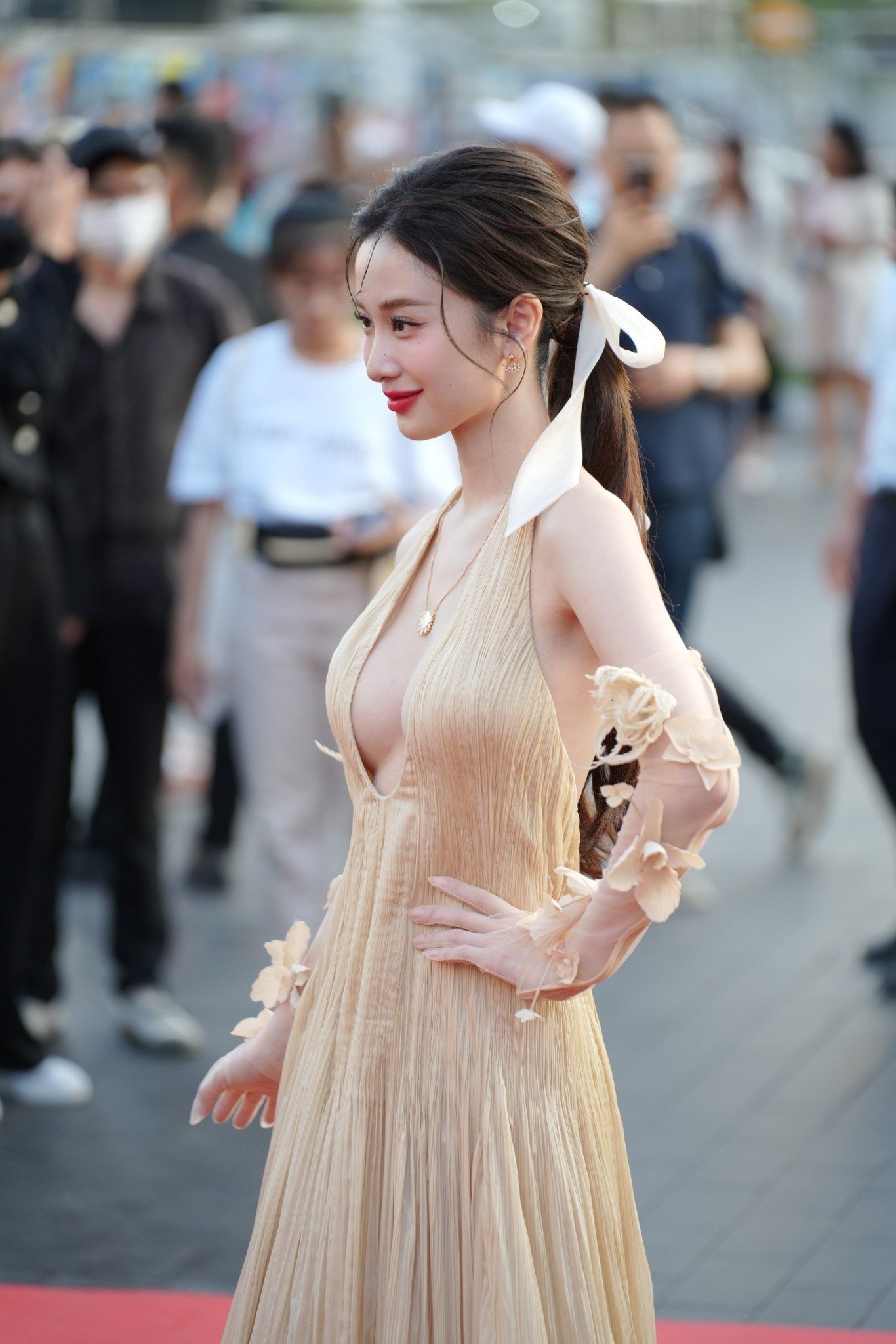 Váy áo xẻ sâu của Jun Vũ và dàn hoa hậu tại Liên hoan phim Quốc tế TPHCM ảnh 1