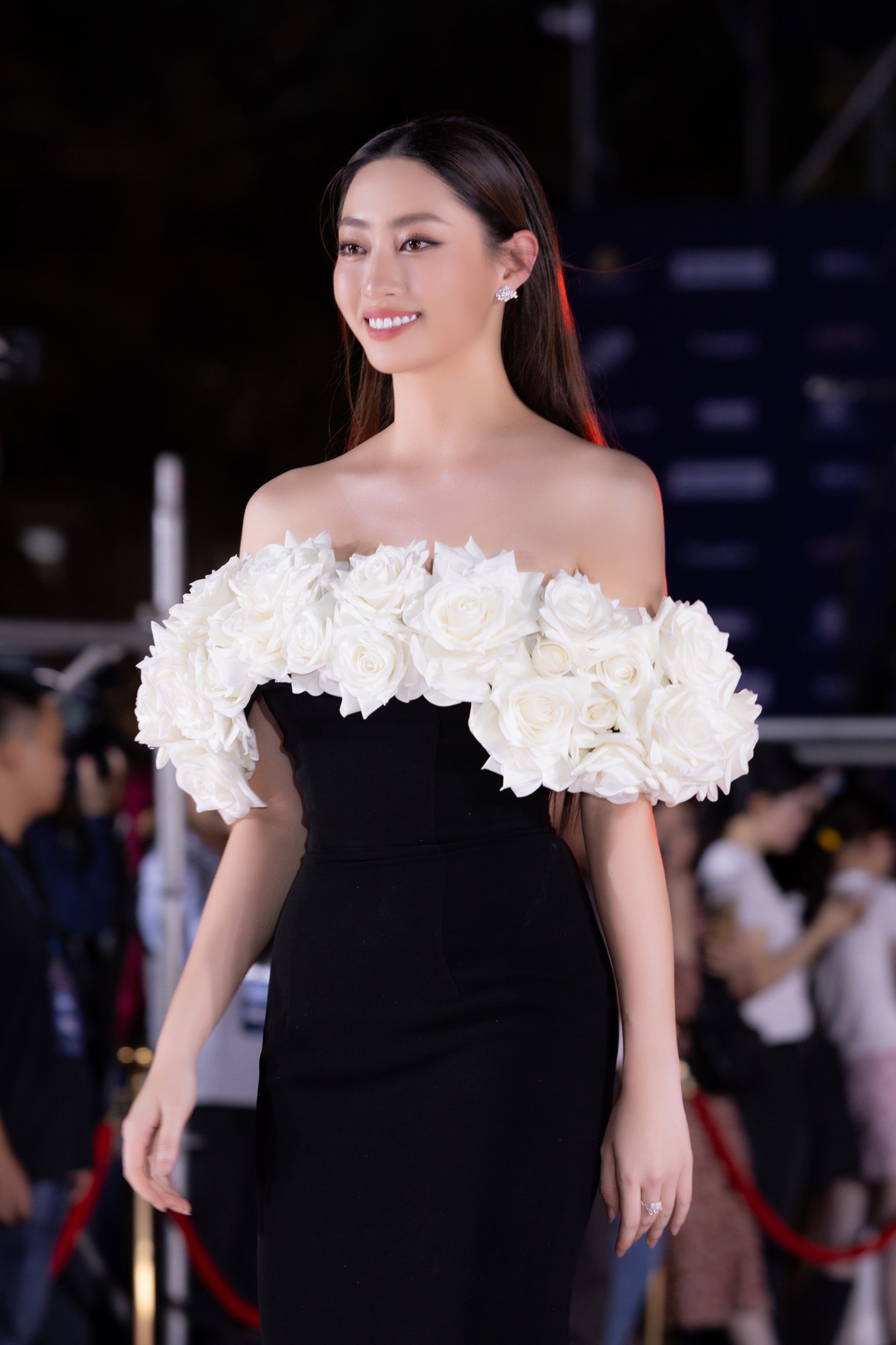 Hoa hậu rạng ngời trên thảm đỏ Liên hoan phim quốc tế TPHCM ảnh 7