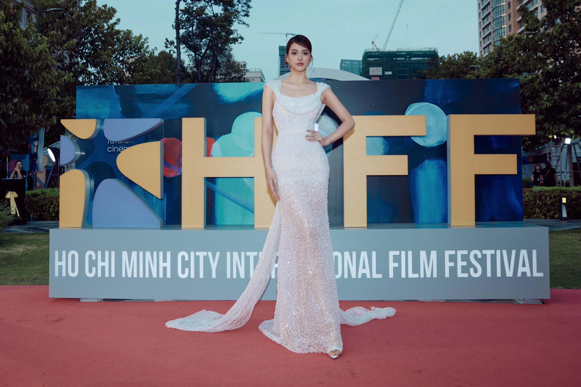 Hoa hậu rạng ngời trên thảm đỏ Liên hoan phim quốc tế TPHCM ảnh 1