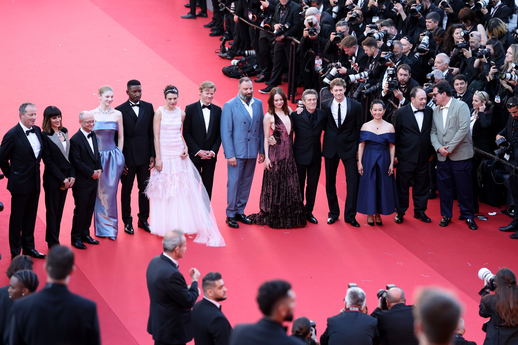 Cannes ngày 4: Á hậu Thảo Nhi Lê cùng dàn mỹ nhân mặc váy xẻ sâu ảnh 4