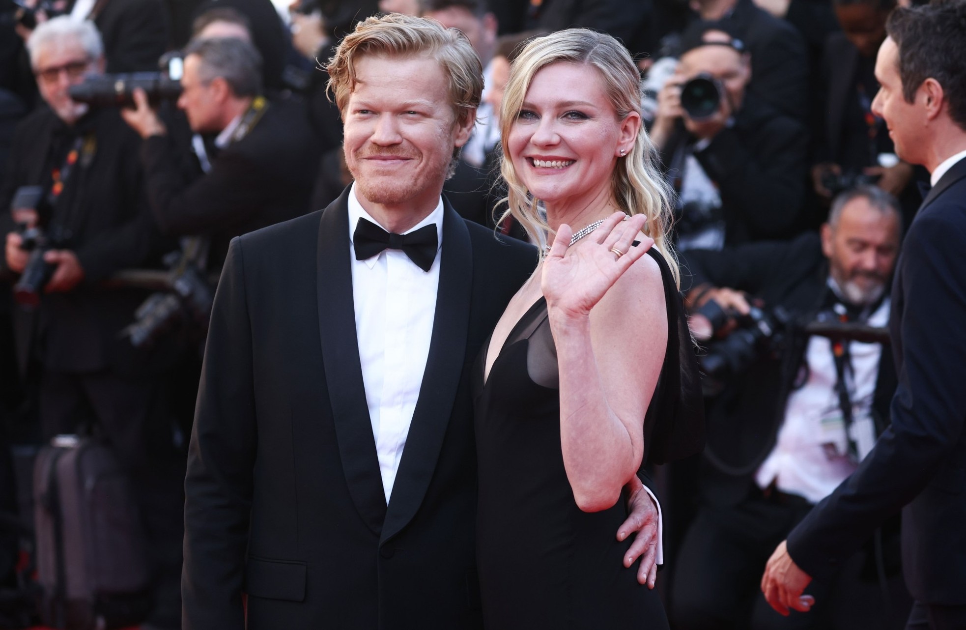 Cannes ngày 4: Á hậu Thảo Nhi Lê cùng dàn mỹ nhân mặc váy xẻ sâu ảnh 10