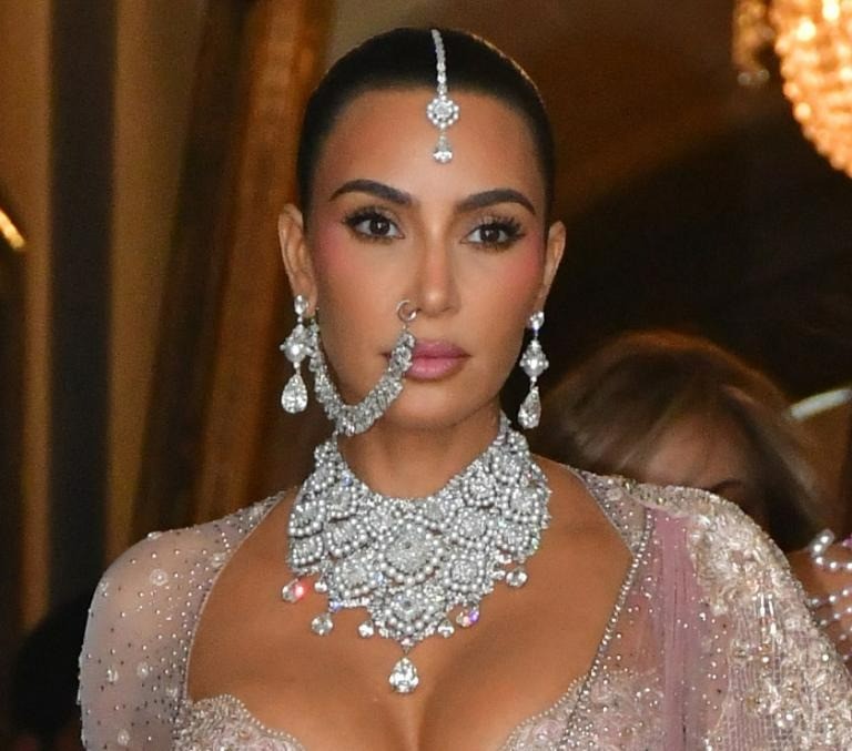 Kim làm lố ở siêu đám cưới con trai tỷ phú giàu nhất châu Á ảnh 6