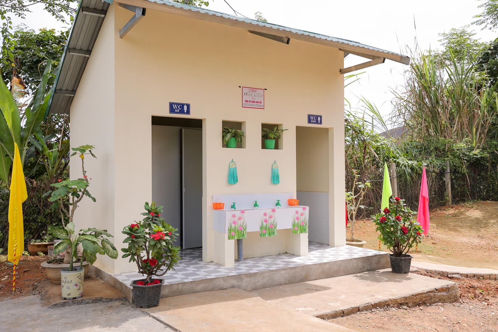 Thực trạng nhà vệ sinh học đường - ám ảnh của con trẻ và hành động của Quỹ Vì Tầm Vóc Việt ảnh 6