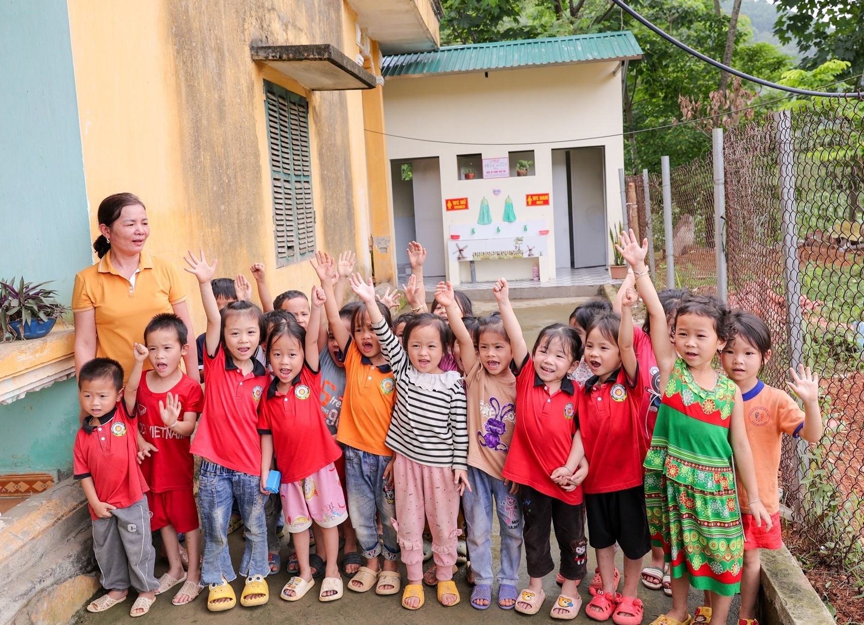 Thực trạng nhà vệ sinh học đường - ám ảnh của con trẻ và hành động của Quỹ Vì Tầm Vóc Việt ảnh 10