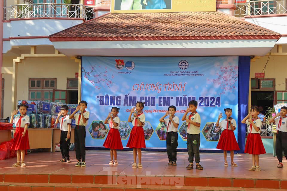 Tỉnh Đoàn Sơn La mang hơi ấm đến với học sinh vùng cao ảnh 1