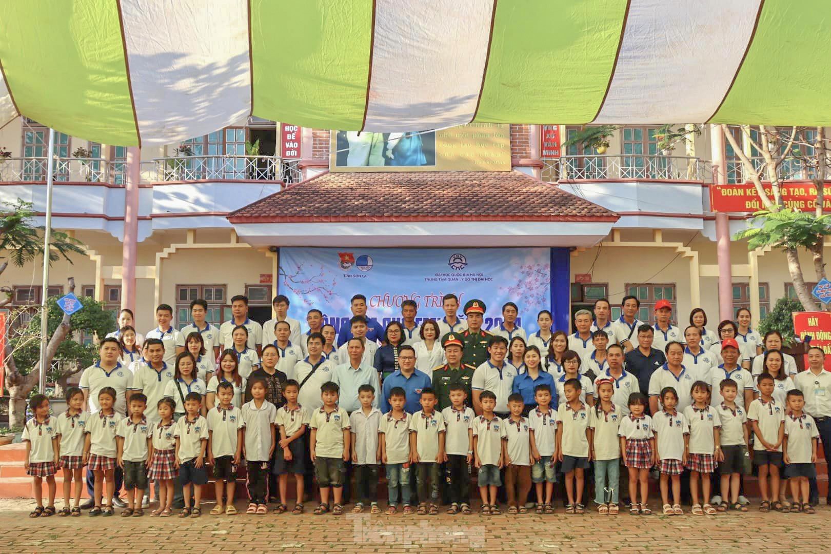 Tỉnh Đoàn Sơn La mang hơi ấm đến với học sinh vùng cao ảnh 3