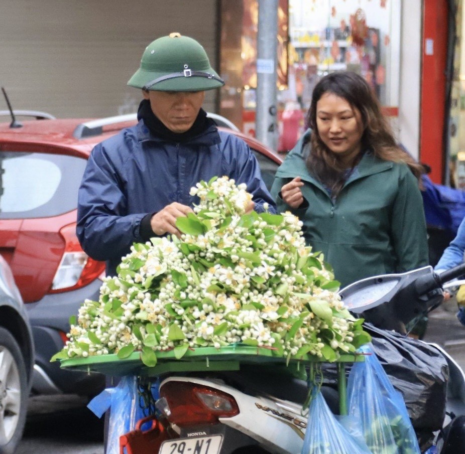 Gà ngậm hoa hồng 'chợ nhà giàu' hút khách ngày rằm tháng Giêng ảnh 15