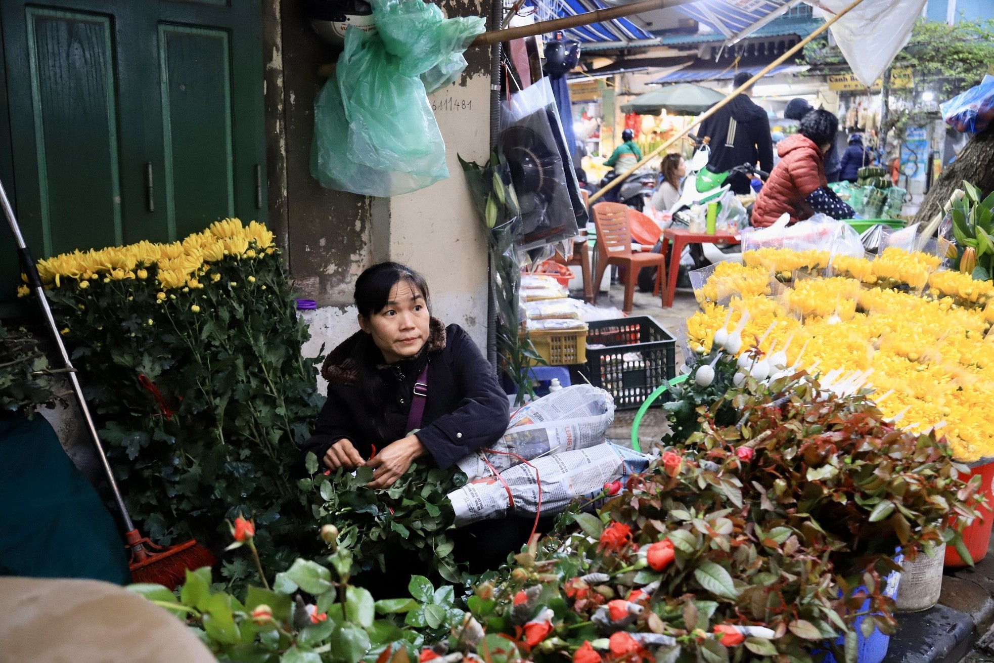 Gà ngậm hoa hồng 'chợ nhà giàu' hút khách ngày rằm tháng Giêng ảnh 14