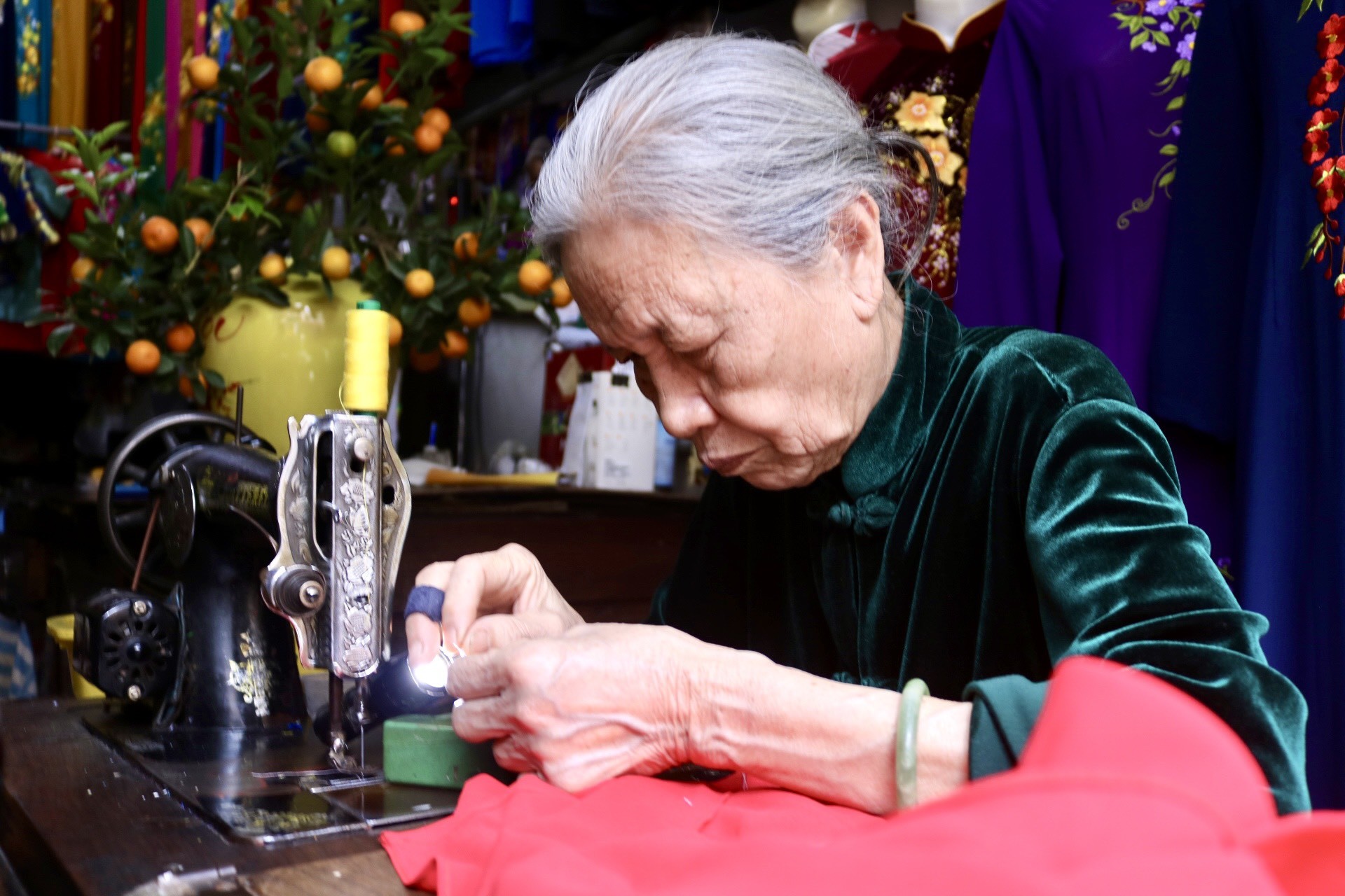 Người phụ nữ Hà thành dành cả đời cặm cụi may áo dài truyền thống ảnh 4