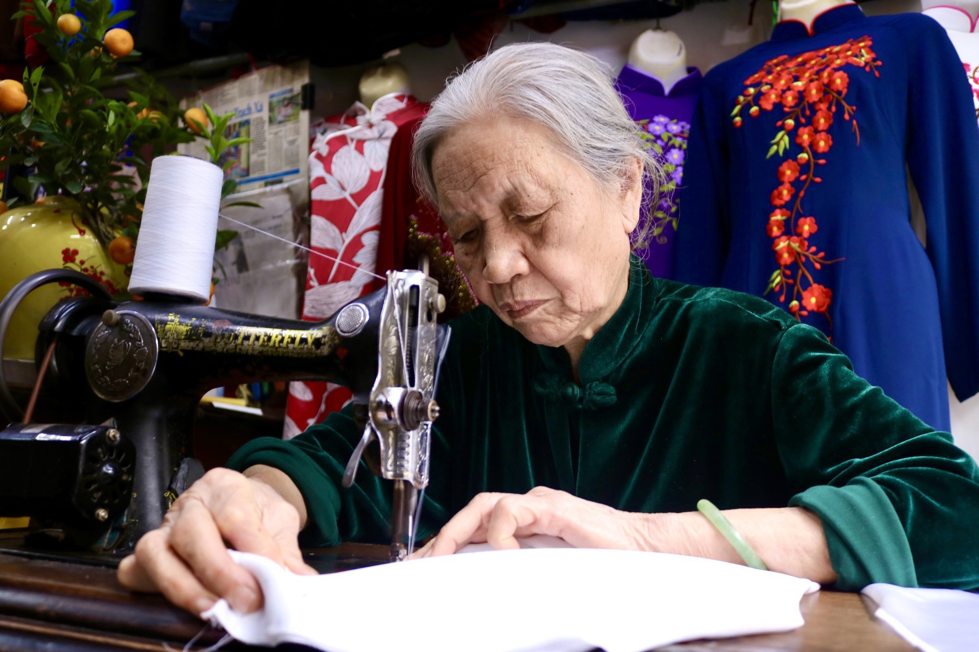 Người phụ nữ Hà thành dành cả đời cặm cụi may áo dài truyền thống ảnh 6