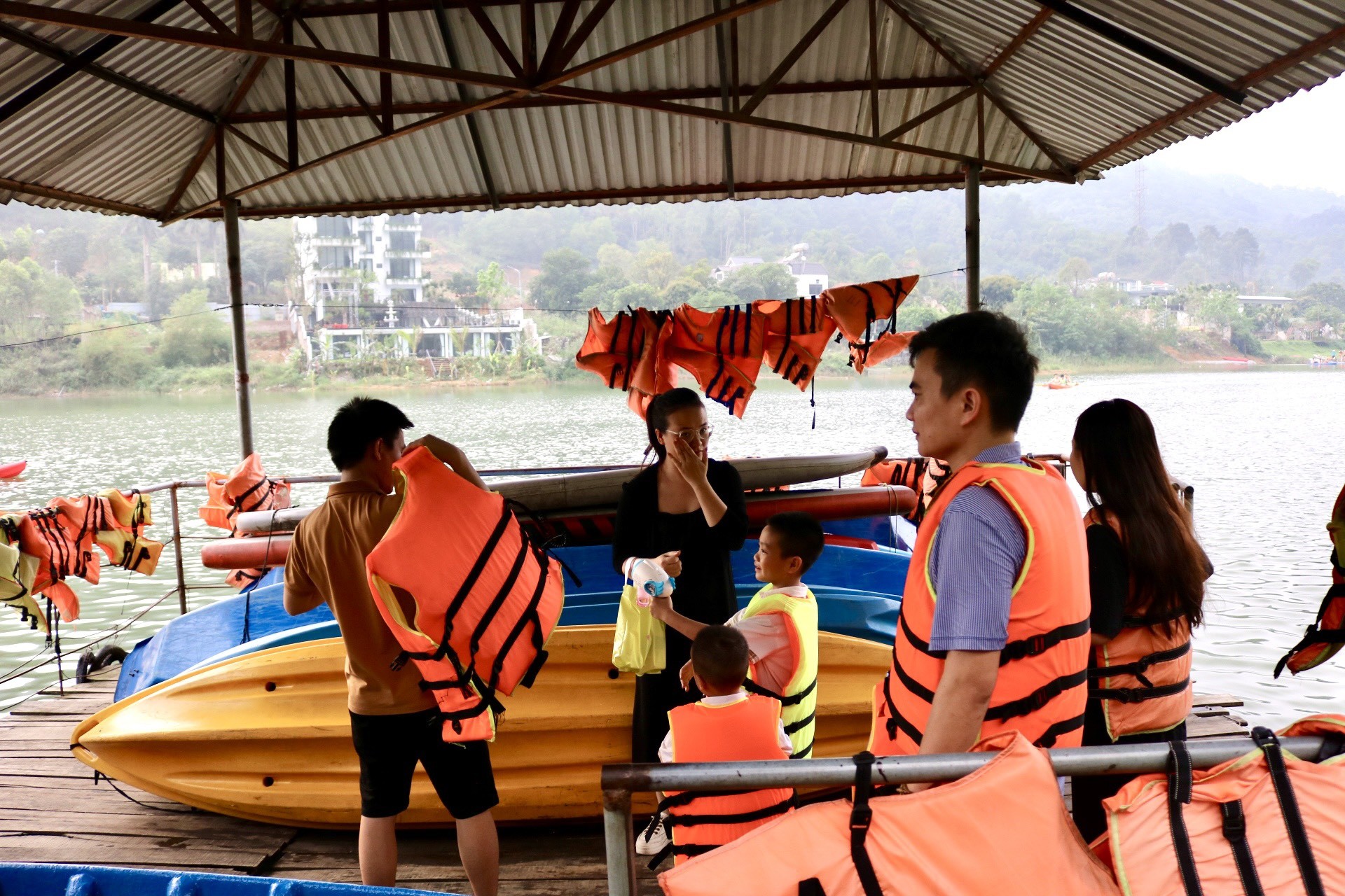 'Hốt bạc' dịch vụ thuê thuyền dã ngoại ở ngoại ô Hà Nội ảnh 4