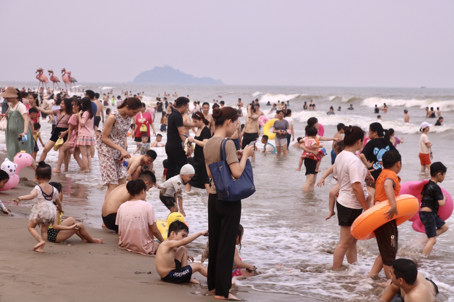 Nghìn người 'nhảy sóng' ở bãi biển mới nổi Thanh Hóa ảnh 2