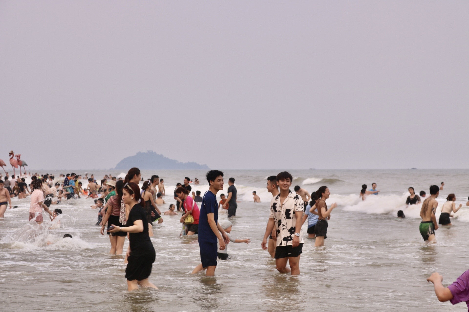 Nghìn người 'nhảy sóng' ở bãi biển mới nổi Thanh Hóa ảnh 6