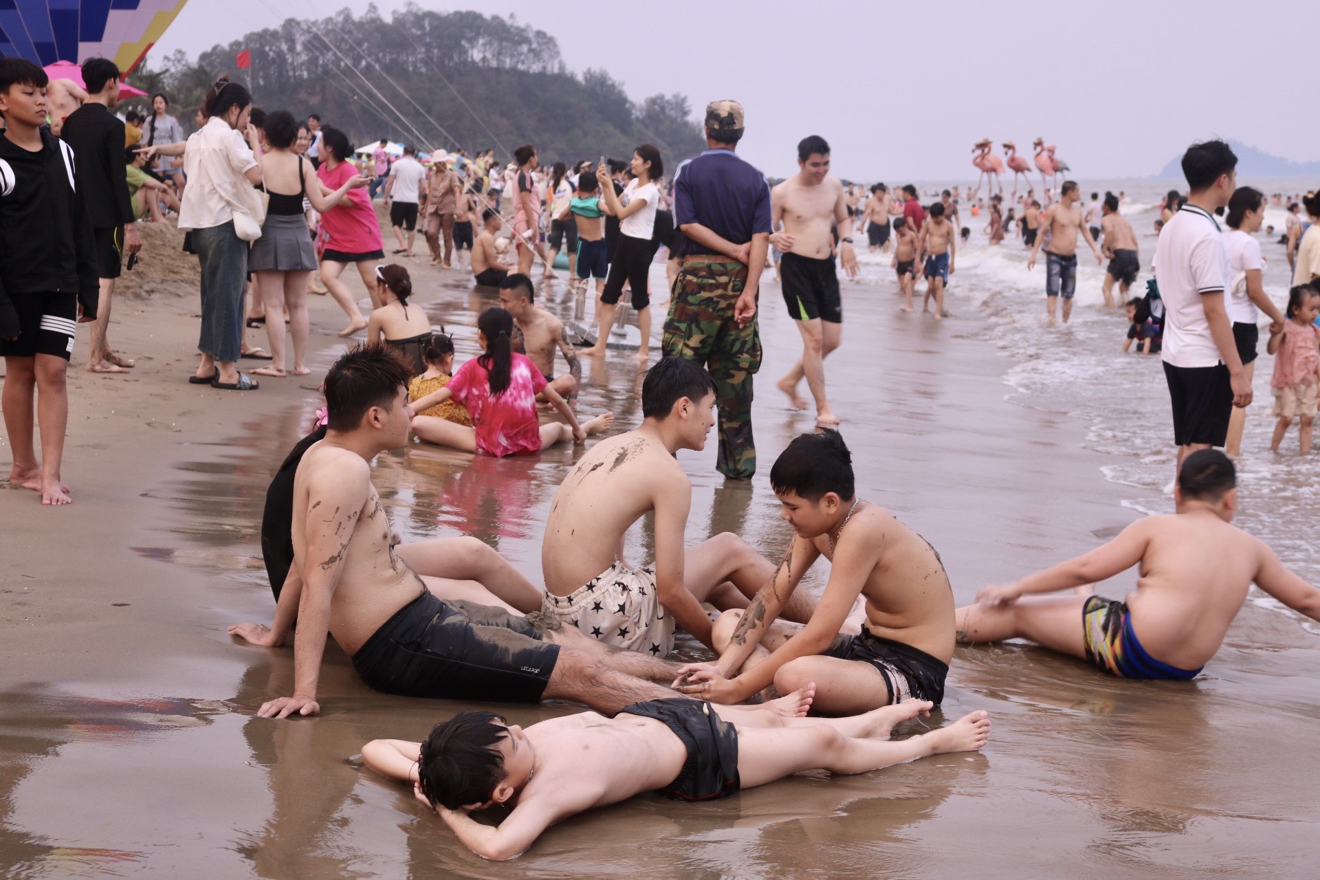Nghìn người 'nhảy sóng' ở bãi biển mới nổi Thanh Hóa ảnh 3