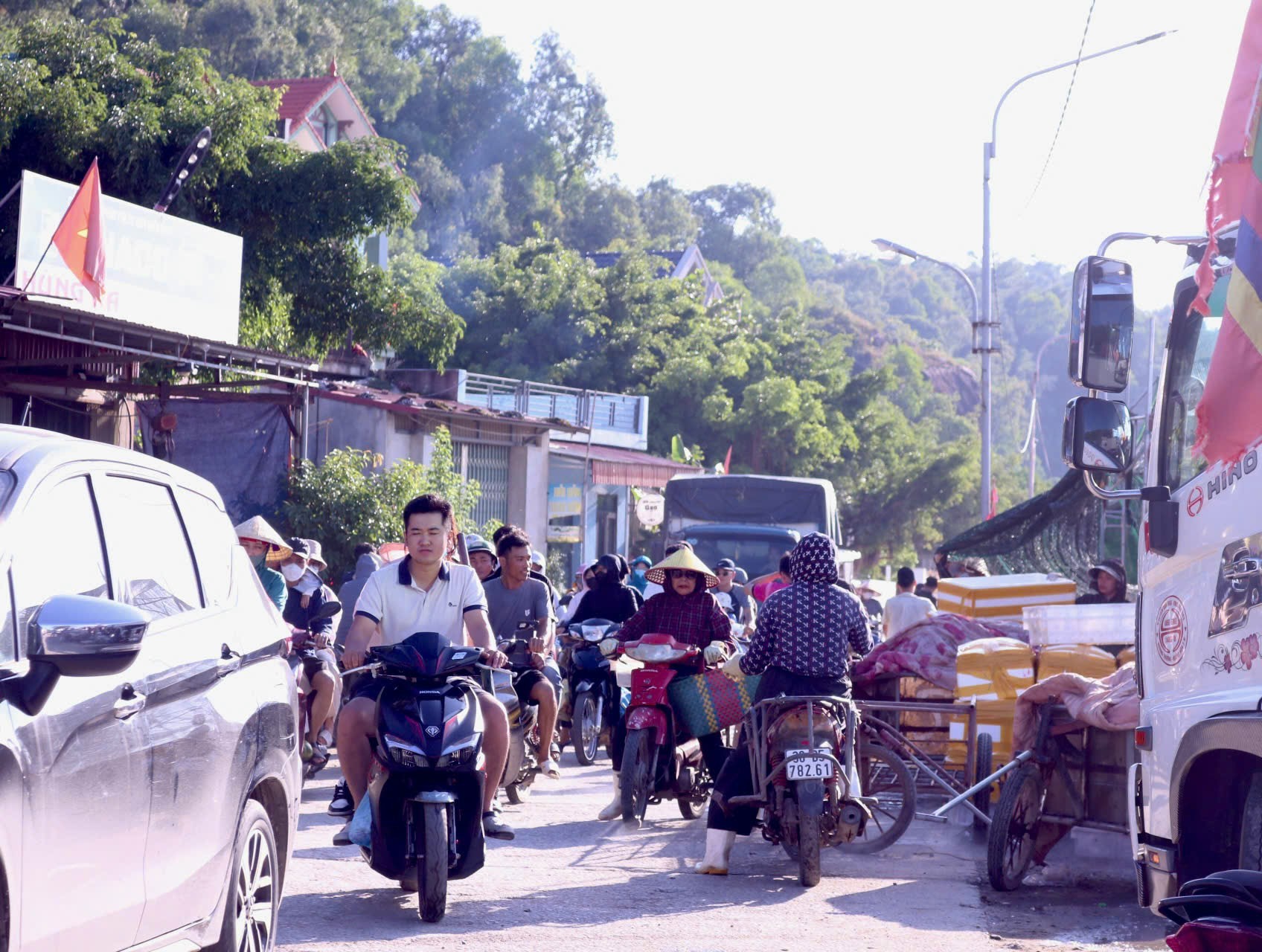 Tấp nập chợ cá Lạch Trường ngày nghỉ lễ ảnh 6