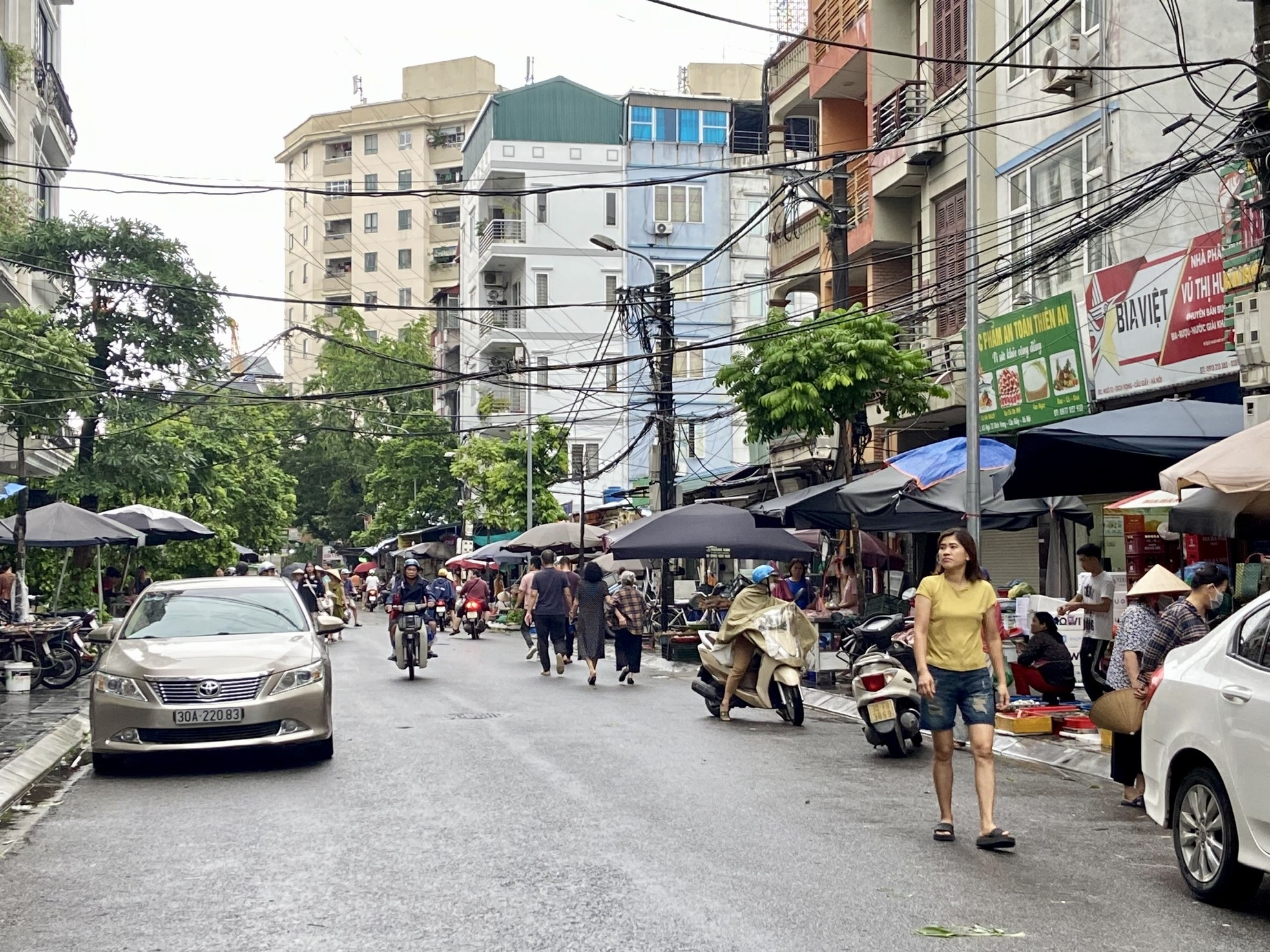 Chợ sớm sau bão: Vắng bóng tiểu thương, rau xanh tăng gấp rưỡi ảnh 1