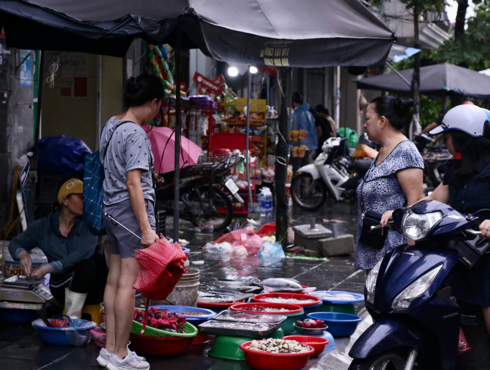 Chợ sớm sau bão: Vắng bóng tiểu thương, rau xanh tăng gấp rưỡi ảnh 6