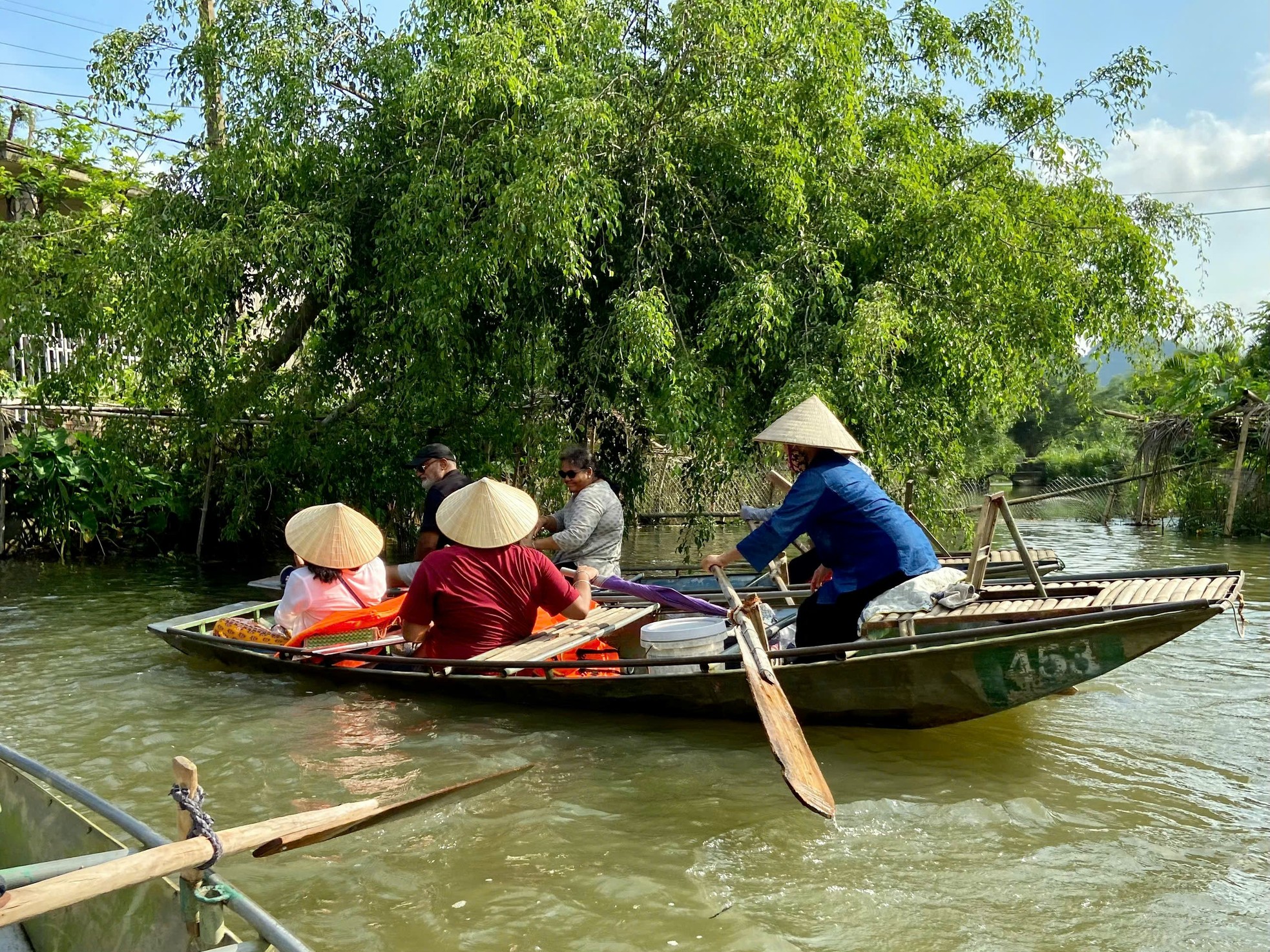 Du khách thích thú đi thuyền ngắm cảnh Tam Cốc mùa thu ảnh 4