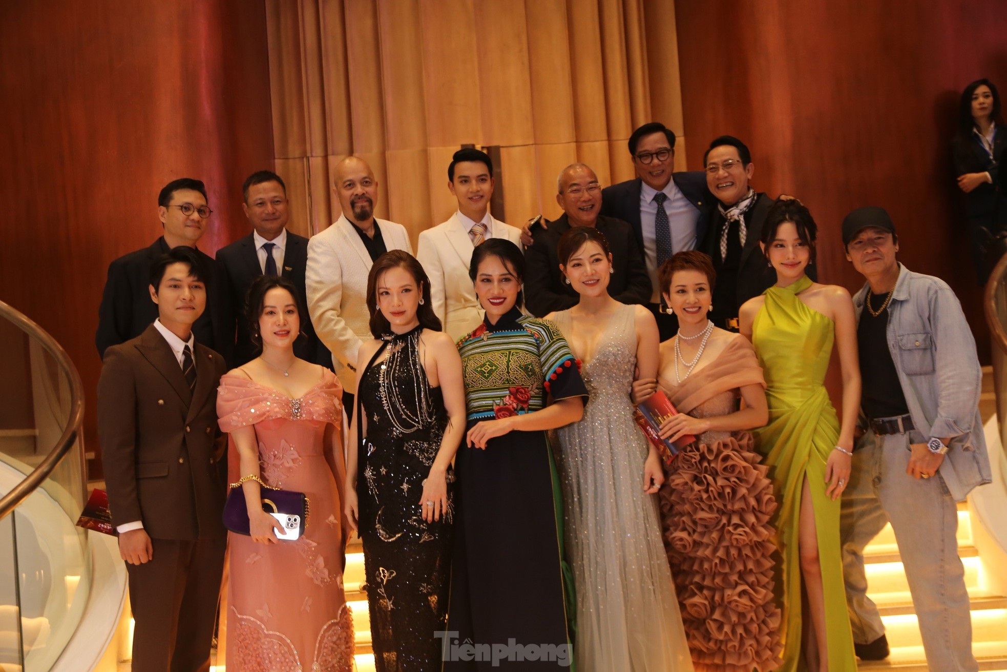 Lan Phương ôm bụng bầu lên thảm đỏ, Thanh Hương mặc hở bạo đến VTV Awards 2023 ảnh 1