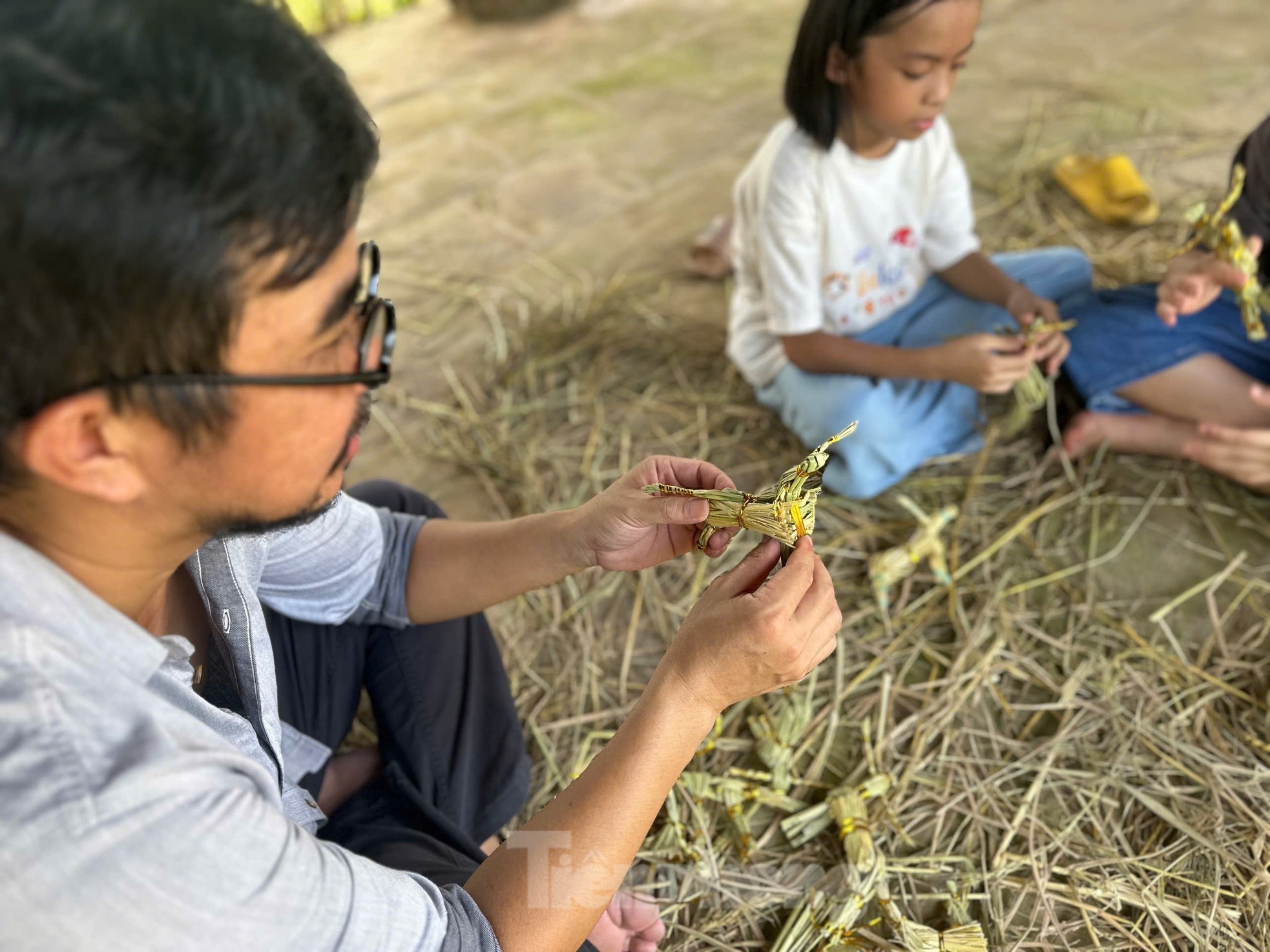 Năm 2017, anh Nguyễn Tấn Phát được UBND thành phố Hà Nội phong tặng danh hiệu nghệ nhân Hà Nội. Năm 2023, anh gây ấn tượng với khi ra mắt bộ sưu tập 2023 bức tượng mèo được làm từ gỗ mít, đá ong.