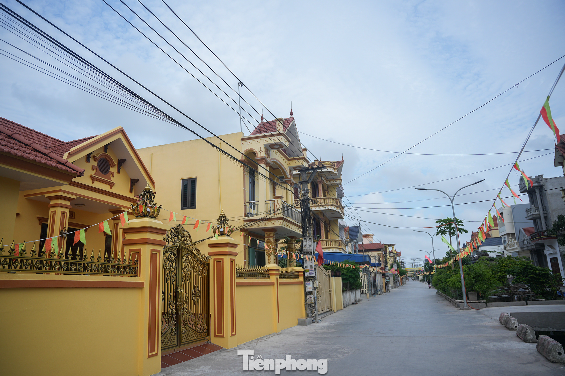Ngôi làng tỷ phú nức tiếng tại Nam Định: Toàn dinh thự, lâu đài và tàu trăm tỷ xuôi ngược khắp muôn nơi