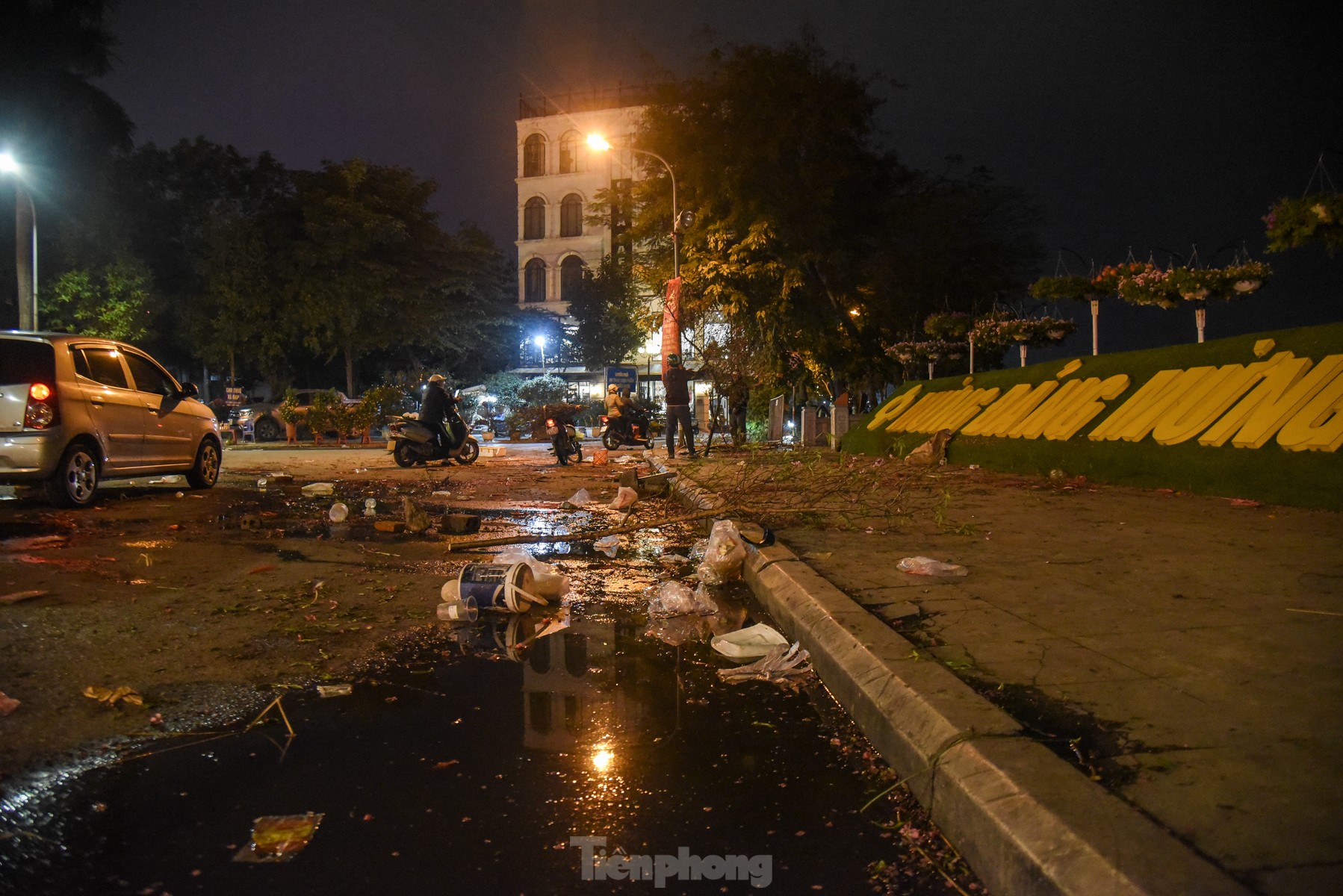 Mới 29 Tết, tiểu thương bán hoa đã dọn hàng về quê ảnh 9