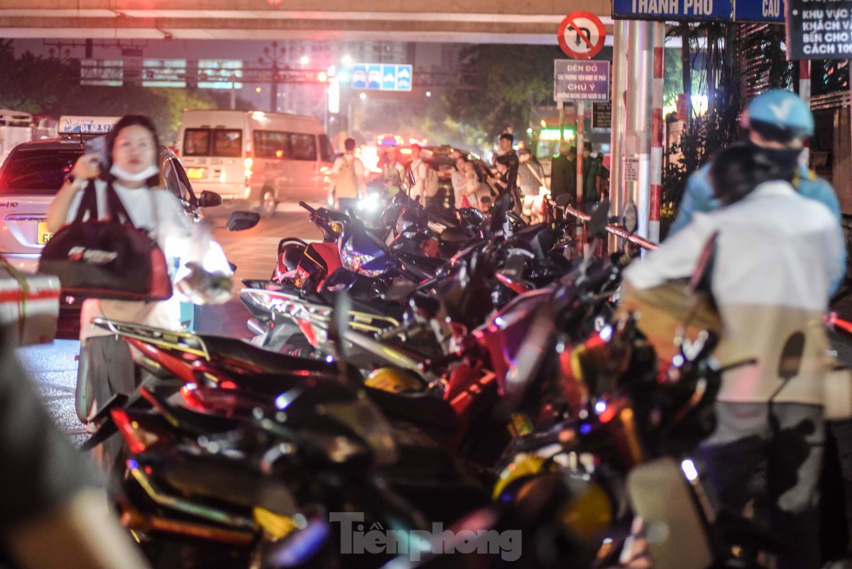 Ngày cuối dịp nghỉ lễ, nhiều người trở lại Hà Nội từ 4 giờ sáng vì sợ tắc đường ảnh 8