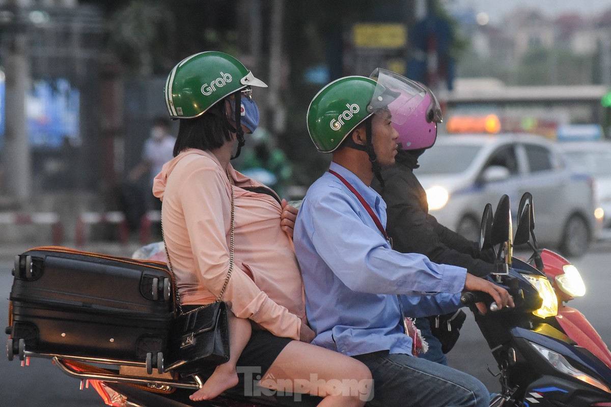 Ngày cuối dịp nghỉ lễ, nhiều người trở lại Hà Nội từ 4 giờ sáng vì sợ tắc đường ảnh 17
