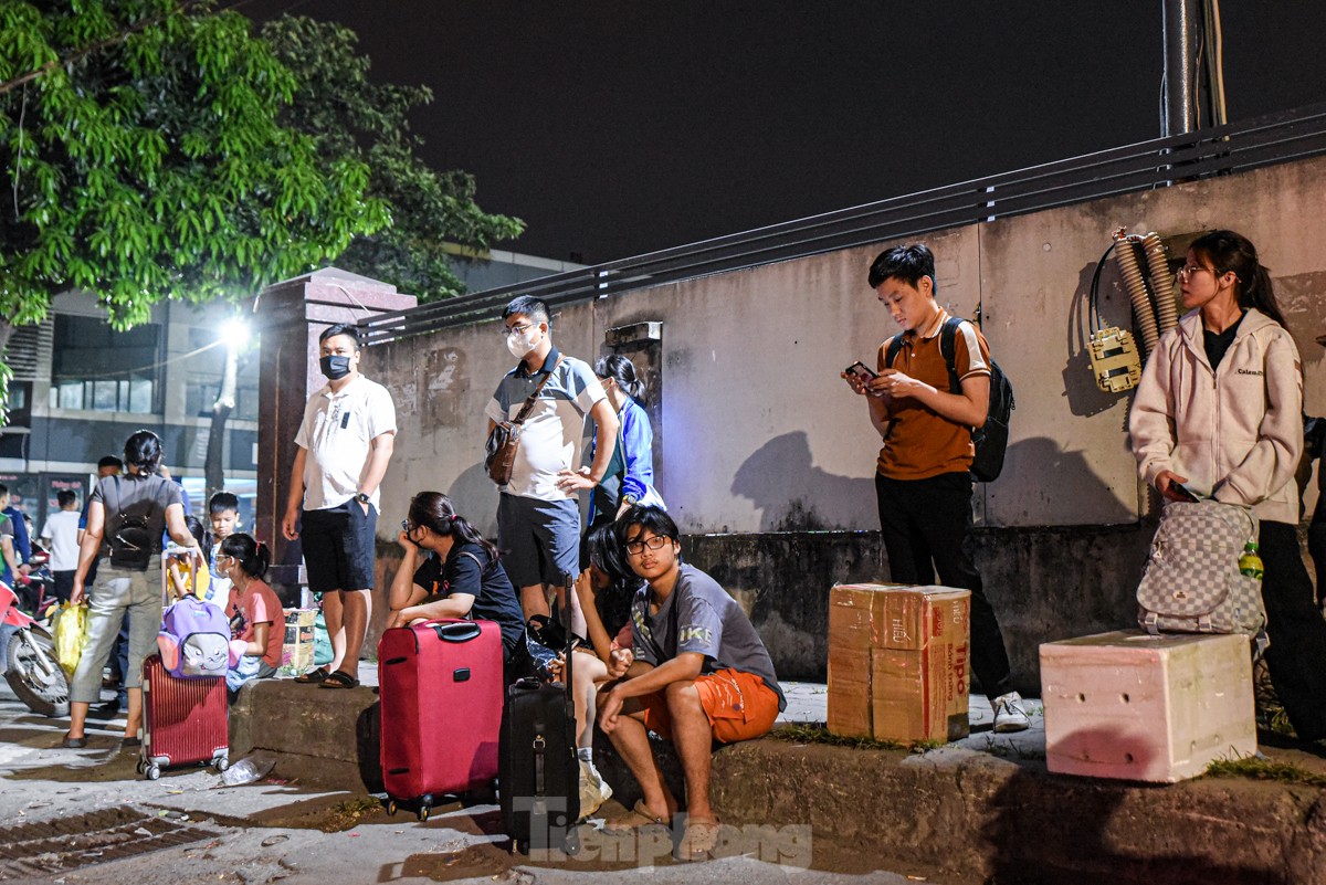 Ngày cuối dịp nghỉ lễ, nhiều người trở lại Hà Nội từ 4 giờ sáng vì sợ tắc đường ảnh 3