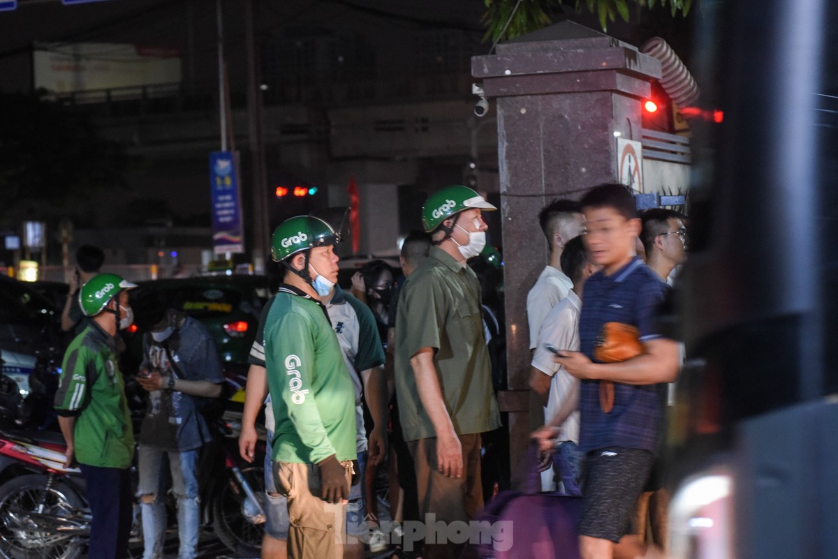 Ngày cuối dịp nghỉ lễ, nhiều người trở lại Hà Nội từ 4 giờ sáng vì sợ tắc đường ảnh 7