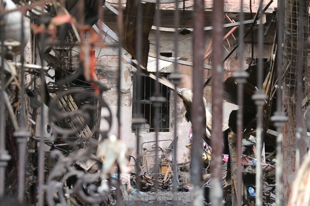 Cảnh tan hoang trong ngôi nhà cháy ở Hà Nội làm 14 người chết ảnh 6