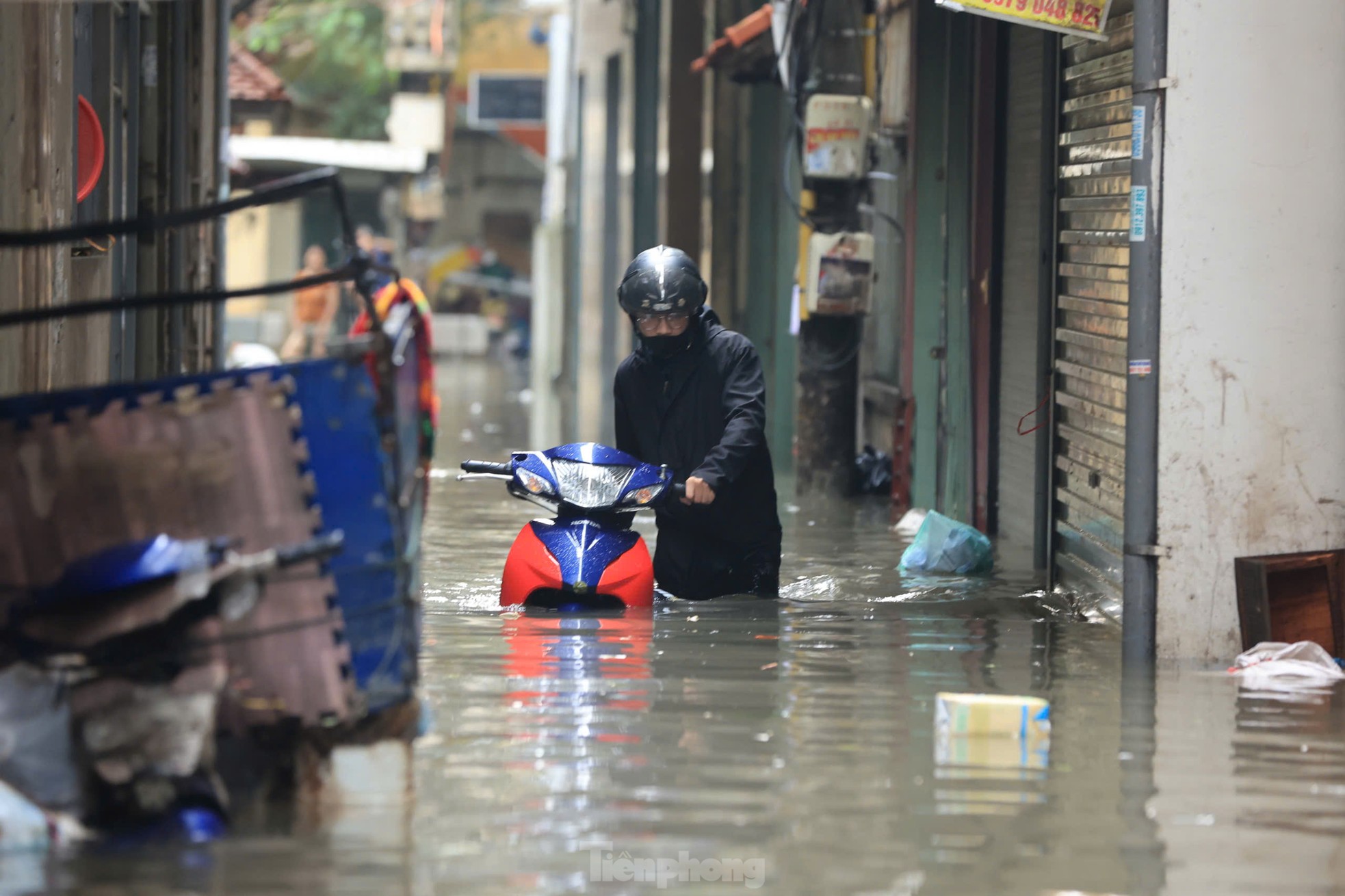 View - Heavy rain submerges Hanoi streets | DTiNews - Dan Tri International, the news gateway of Vietnam