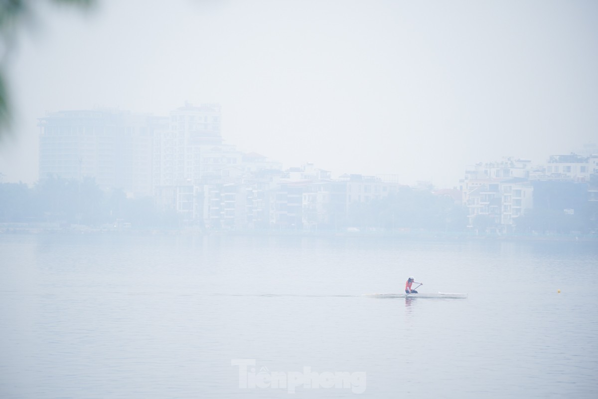 Không khí lạnh tràn về, 9 giờ sáng trời Hà Nội vẫn mịt mù sương trắng ảnh 10