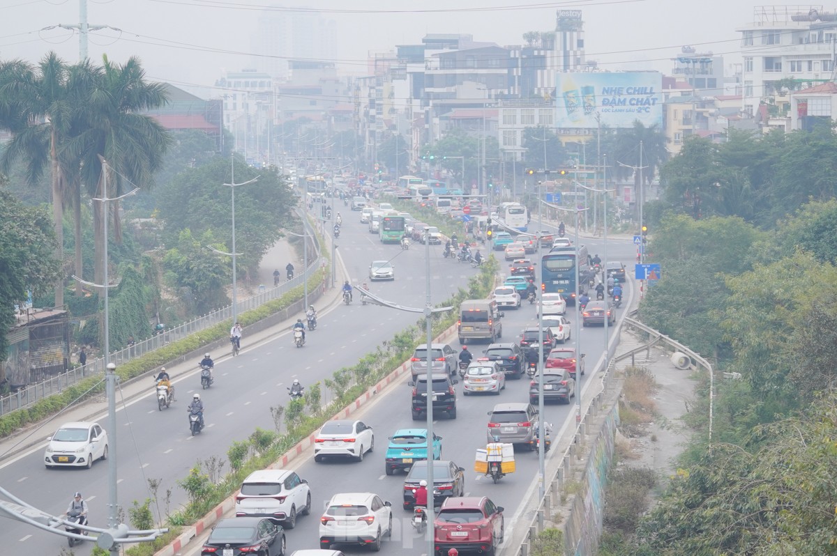 Không khí lạnh tràn về, 9 giờ sáng trời Hà Nội vẫn mịt mù sương trắng ảnh 15