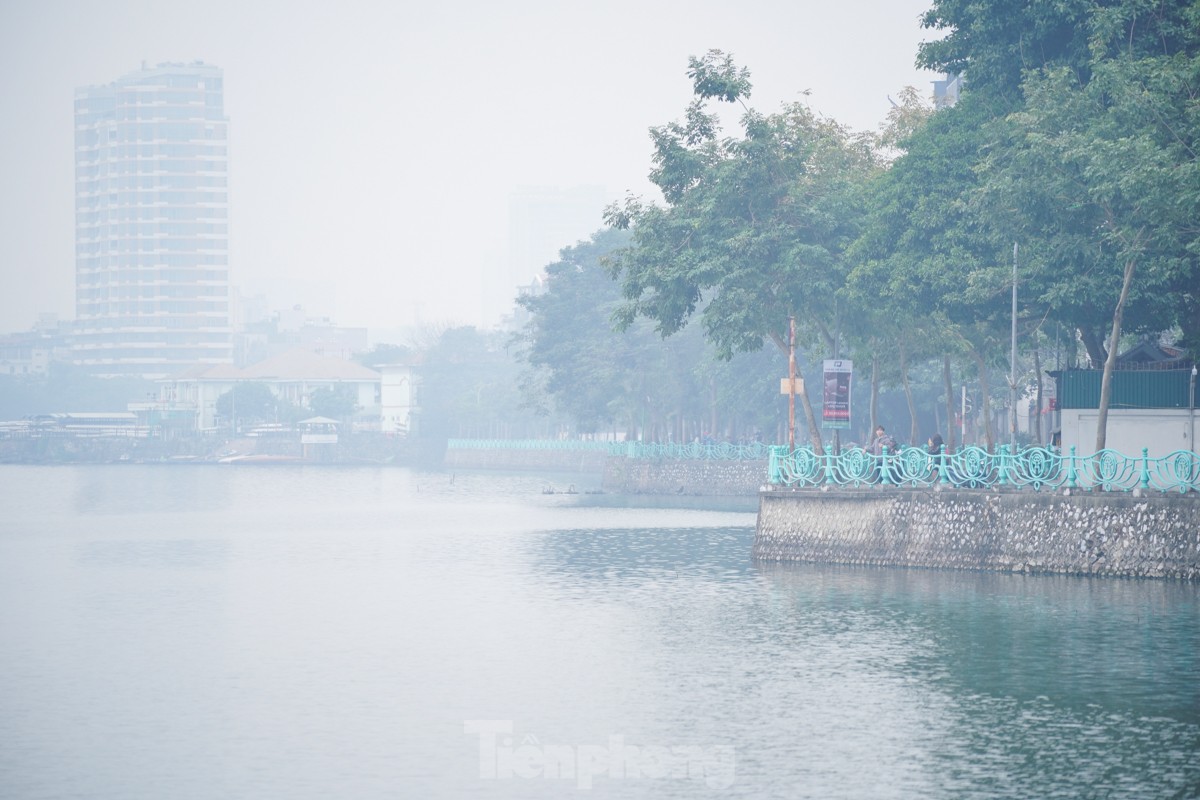 Không khí lạnh tràn về, 9 giờ sáng trời Hà Nội vẫn mịt mù sương trắng ảnh 8