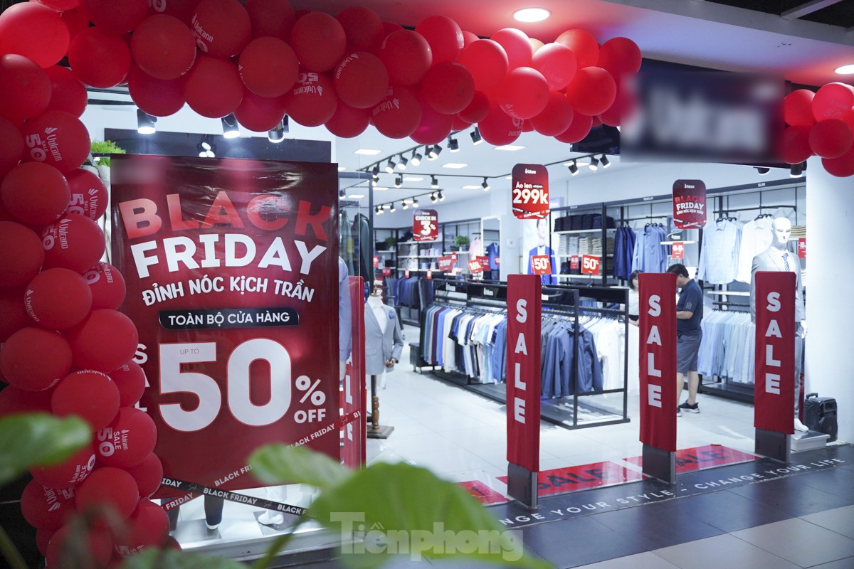 Black Friday đúng đợt rét nhất từ đầu mùa, người Hà Nội đổ xô mua quần áo ảnh 1