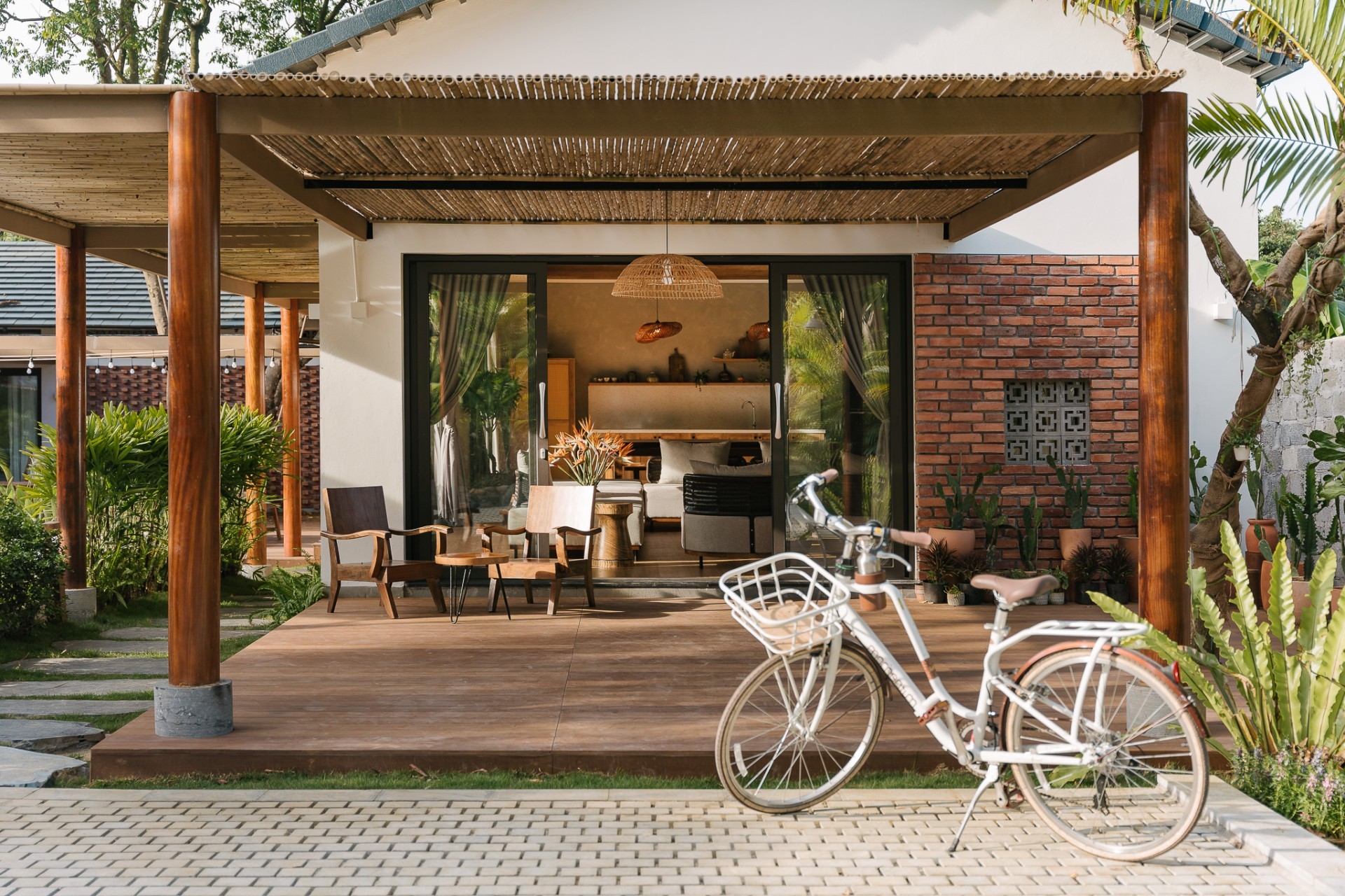 Ngôi nhà đặt tên các loại hoa với hồ bơi rộng ảnh 3