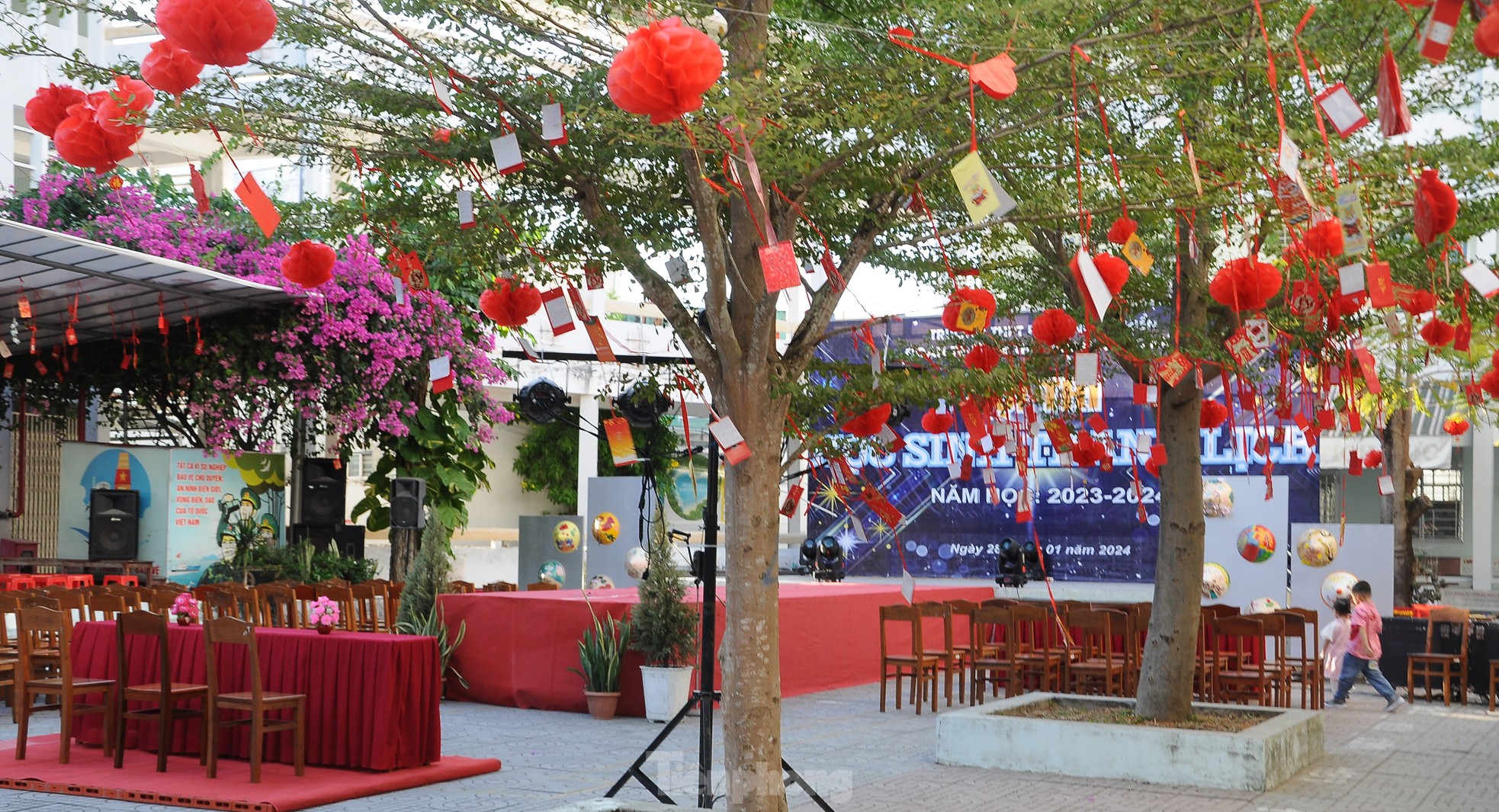 Thầy cô, học sinh Cần Thơ cùng 'tranh tài' gói bánh tét đón Tết ảnh 15